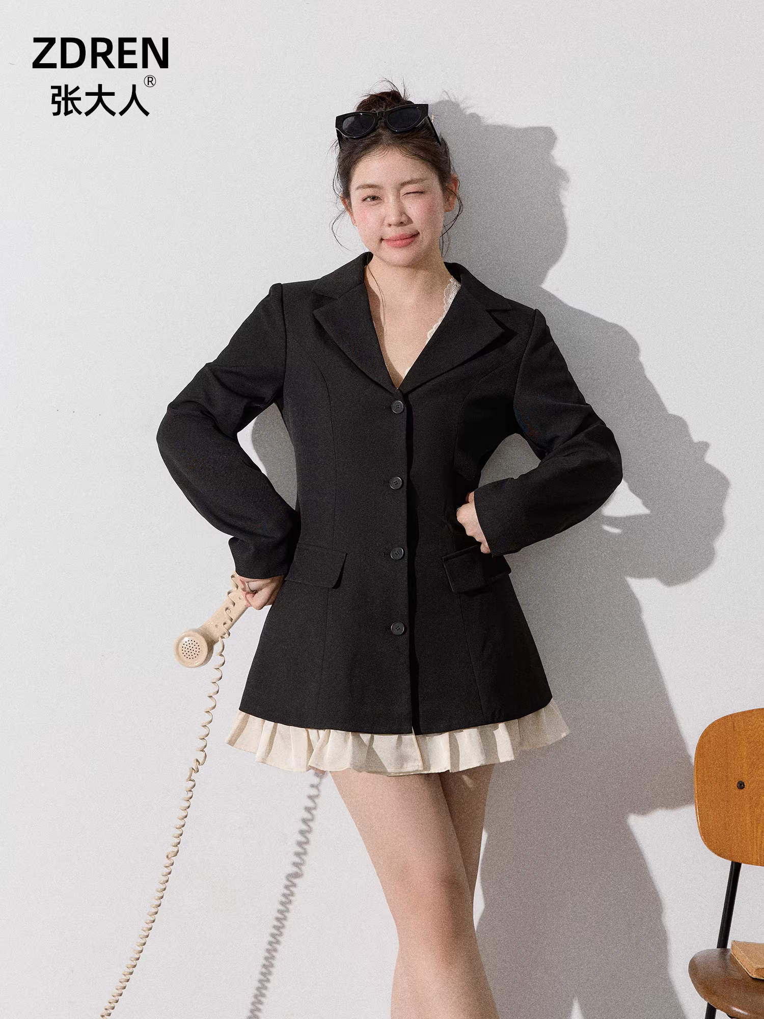 Bộ trang phục nữ cỡ lớn dành cho người lớn, áo blazer dáng ôm eo, màu mơ đào, kèm chân váy ren.