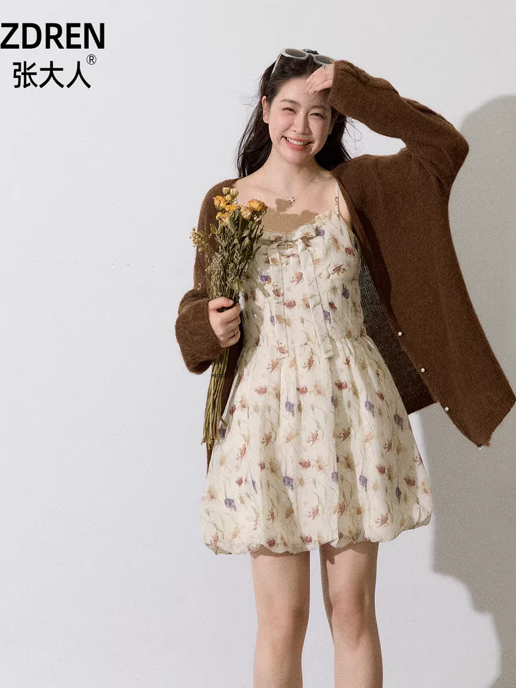 Quần áo nữ cỡ lớn dành cho người lớn, áo len cardigan dáng ôm in hoa và váy hoa phong cách lễ hội.