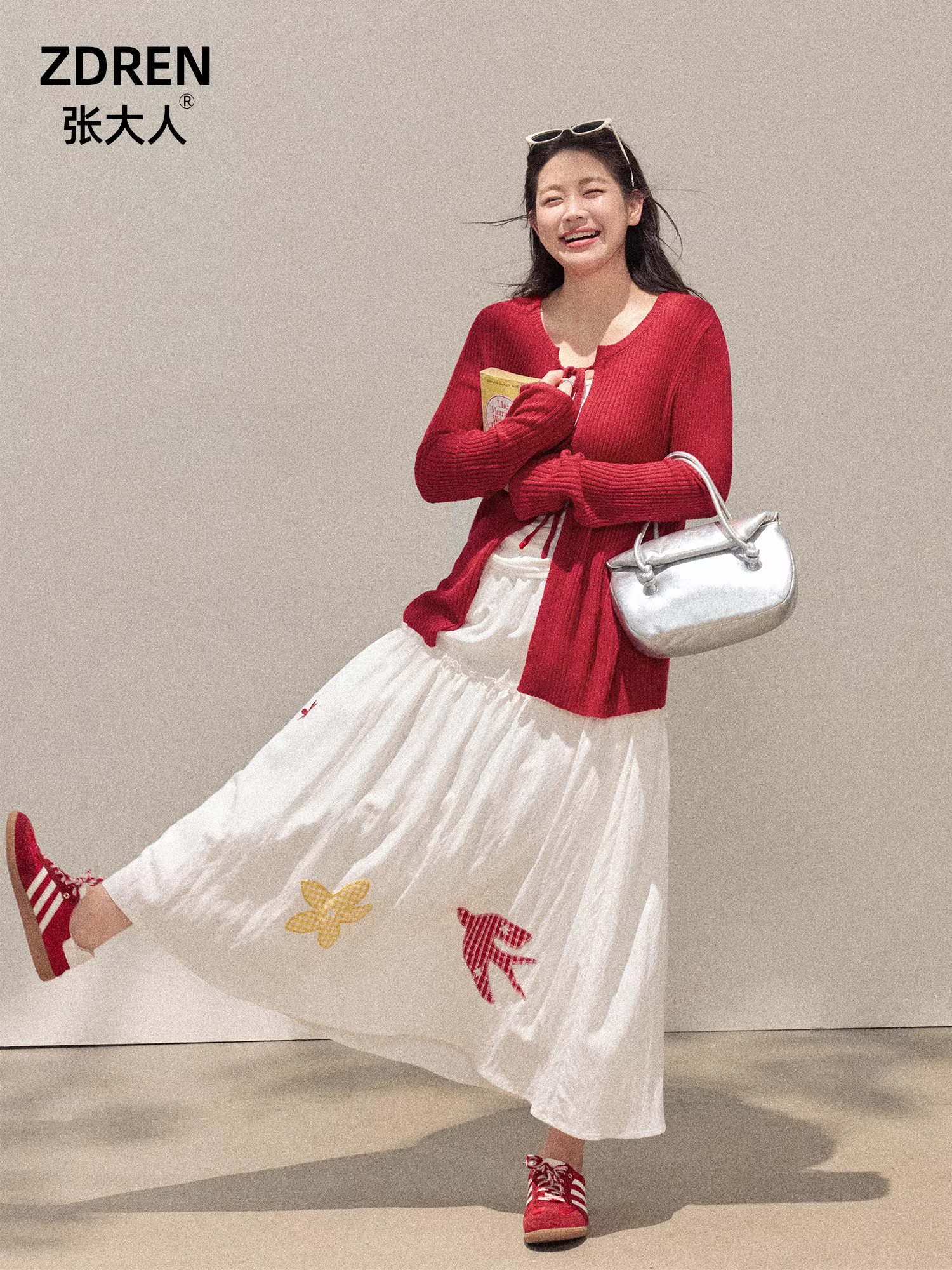 Quần áo nữ cỡ lớn dành cho người lớn, trang phục kiểu Hàn Quốc giúp thon gọn dáng người cho các cô gái mũm mĩm, phong cách ngọt ngào và cá tính, bộ áo len đỏ kèm chân váy thêu.