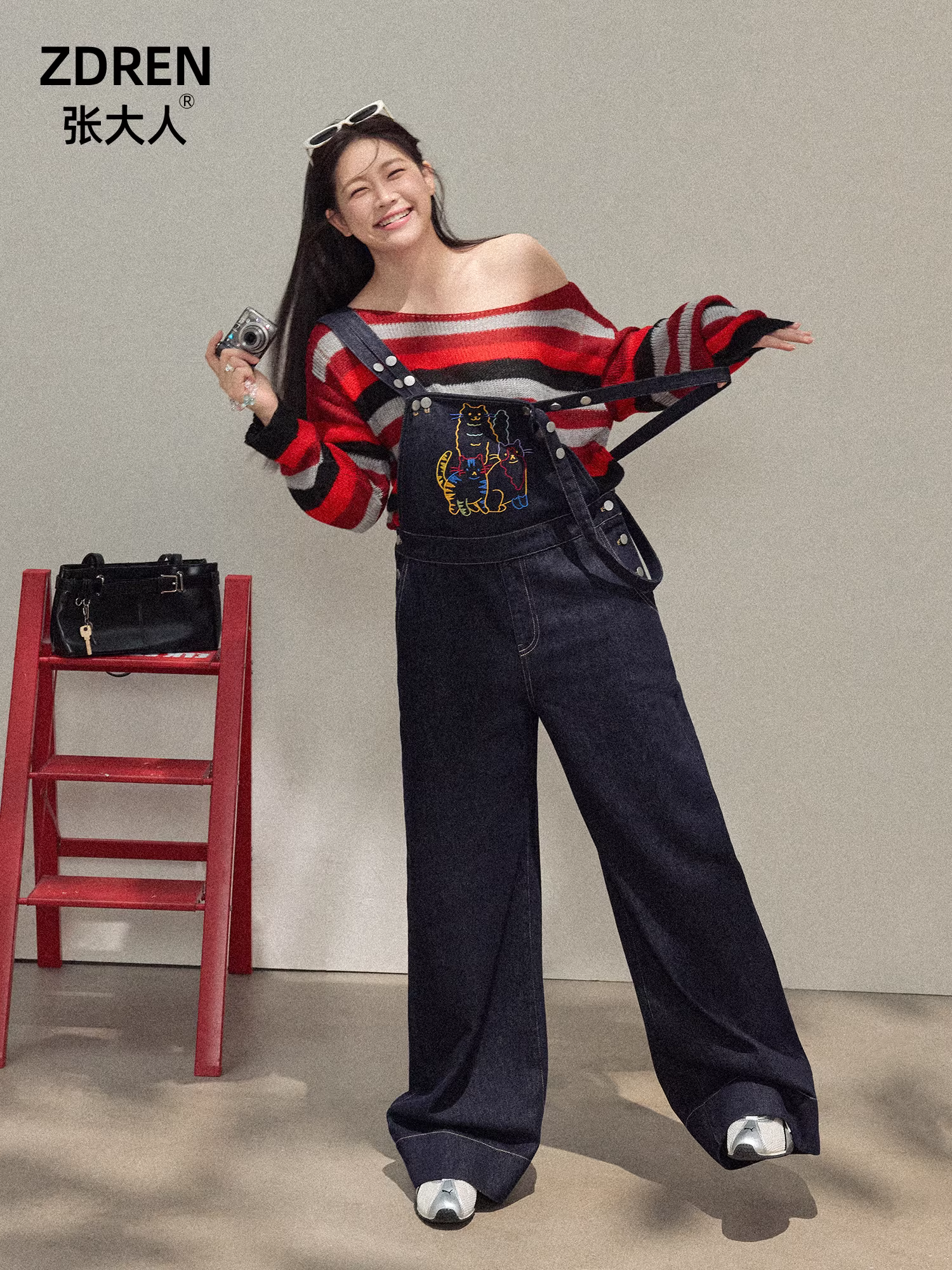 Quần áo nữ cỡ lớn dành cho người lớn, kiểu dáng thon gọn và ngọt ngào, phong cách trẻ trung, bộ trang phục giảm tuổi tác với áo dài tay kẻ sọc và quần yếm denim.