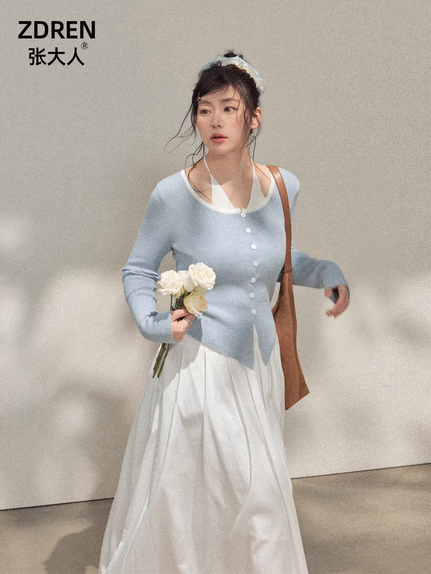 Bộ quần áo nữ cỡ lớn mới của Zhang Daren dành cho các cô gái mũm mĩm, có tác dụng làm thon gọn, áo dệt kim phối màu xanh trắng với chân váy trắng cạp cao.