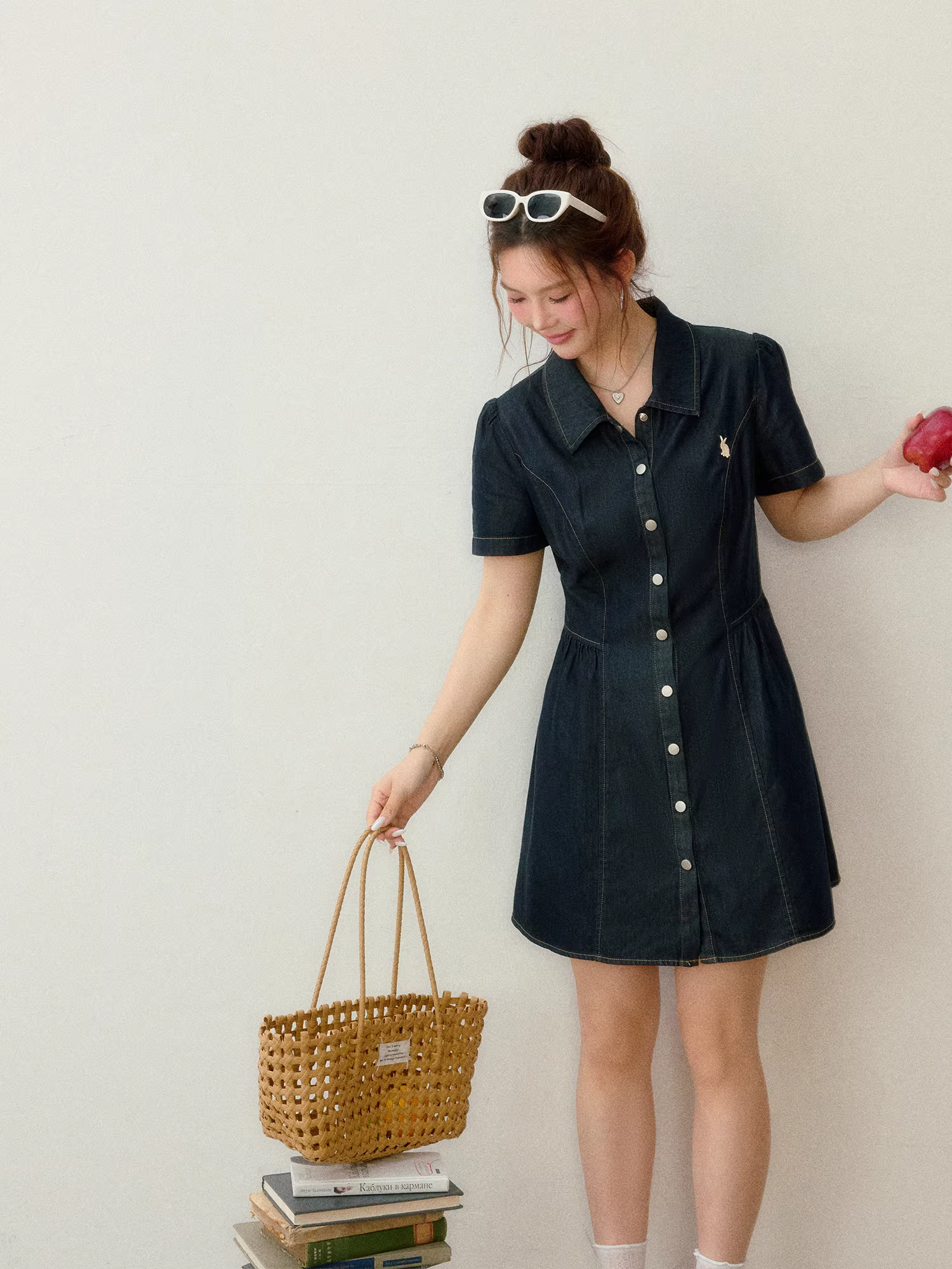 Quần áo nữ cỡ lớn dành cho người lớn, phong cách mới mùa hè, tôn dáng, cổ áo polo ngọt ngào và mát mẻ, váy denim cổ điển ôm eo.