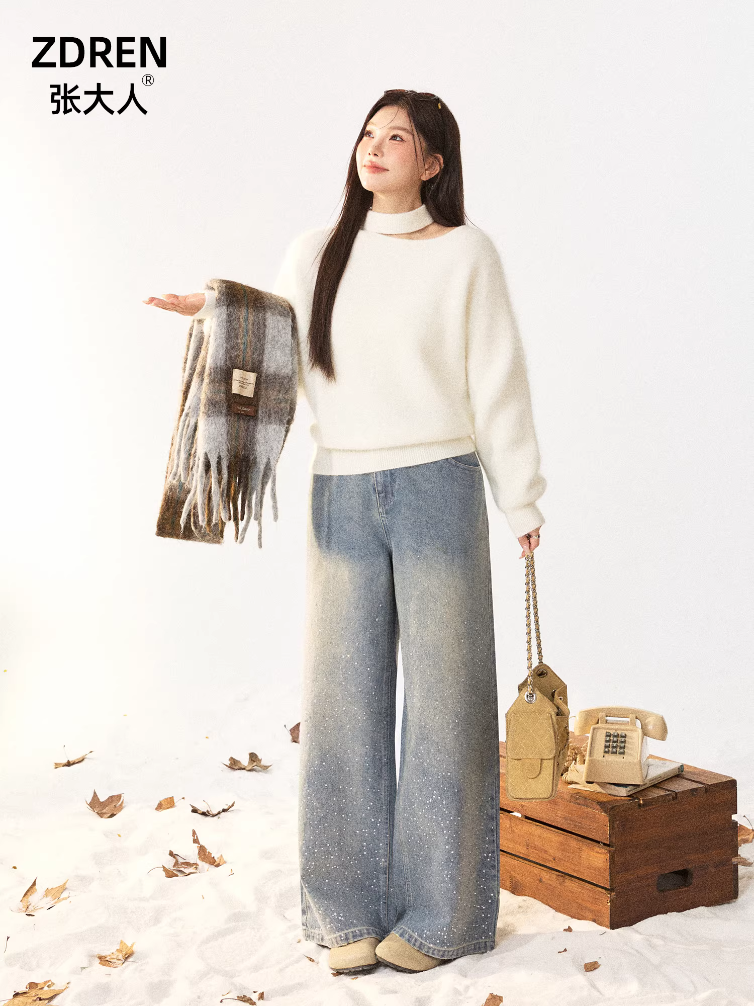 Quần áo nữ cỡ lớn dành cho người lớn, hơi mũm mĩm, phong cách Hàn Quốc, tôn dáng, thẩm mỹ đầu đông, bộ áo len mohair cổ yếm và quần jean.