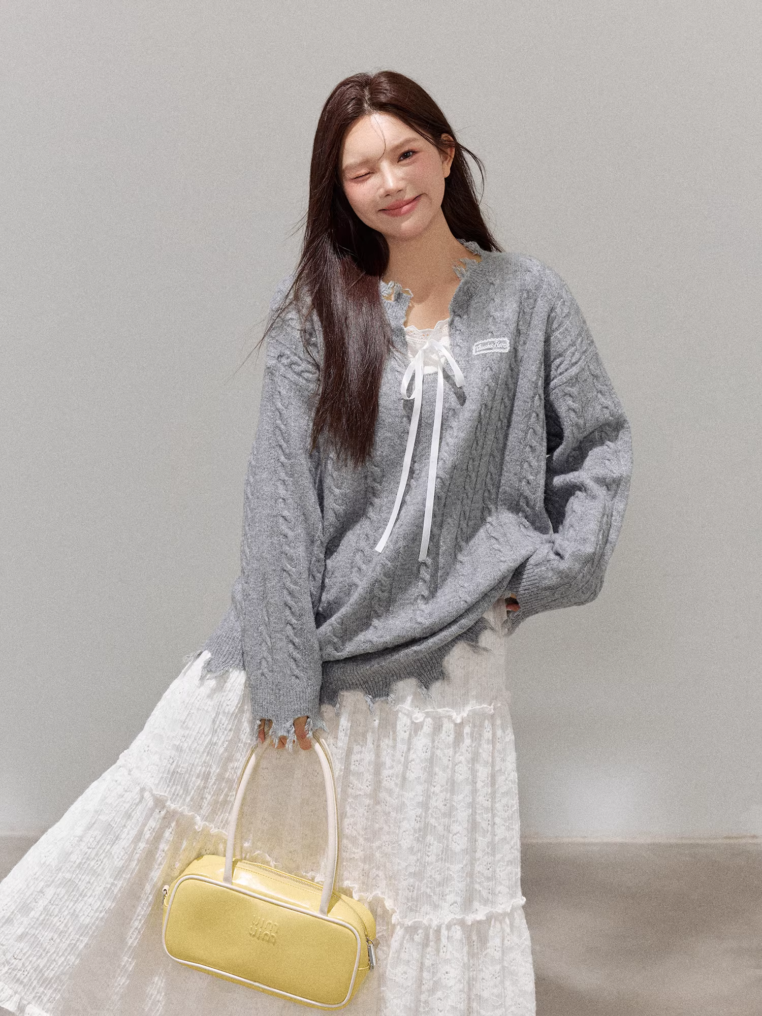 Quần áo nữ cỡ lớn dành cho người lớn, bộ áo len màu xám dáng ôm mùa thu đông với chân váy trắng kiểu ballet thanh lịch.