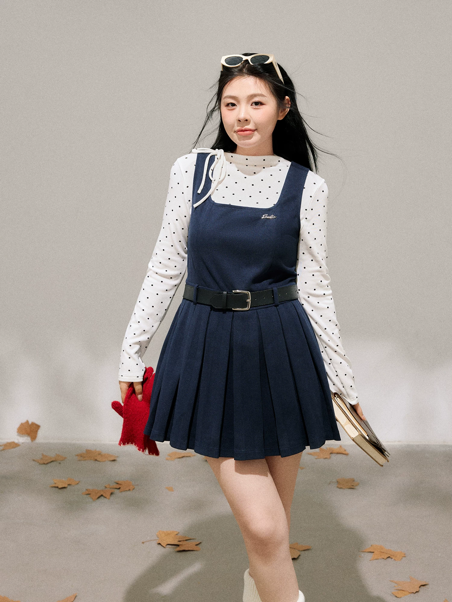 Bộ trang phục nữ cỡ lớn dành cho người lớn, phong cách Hàn Quốc, mùa đông, kiểu dáng thon gọn, chân váy xếp ly có dây đeo, kèm áo sơ mi chấm bi.