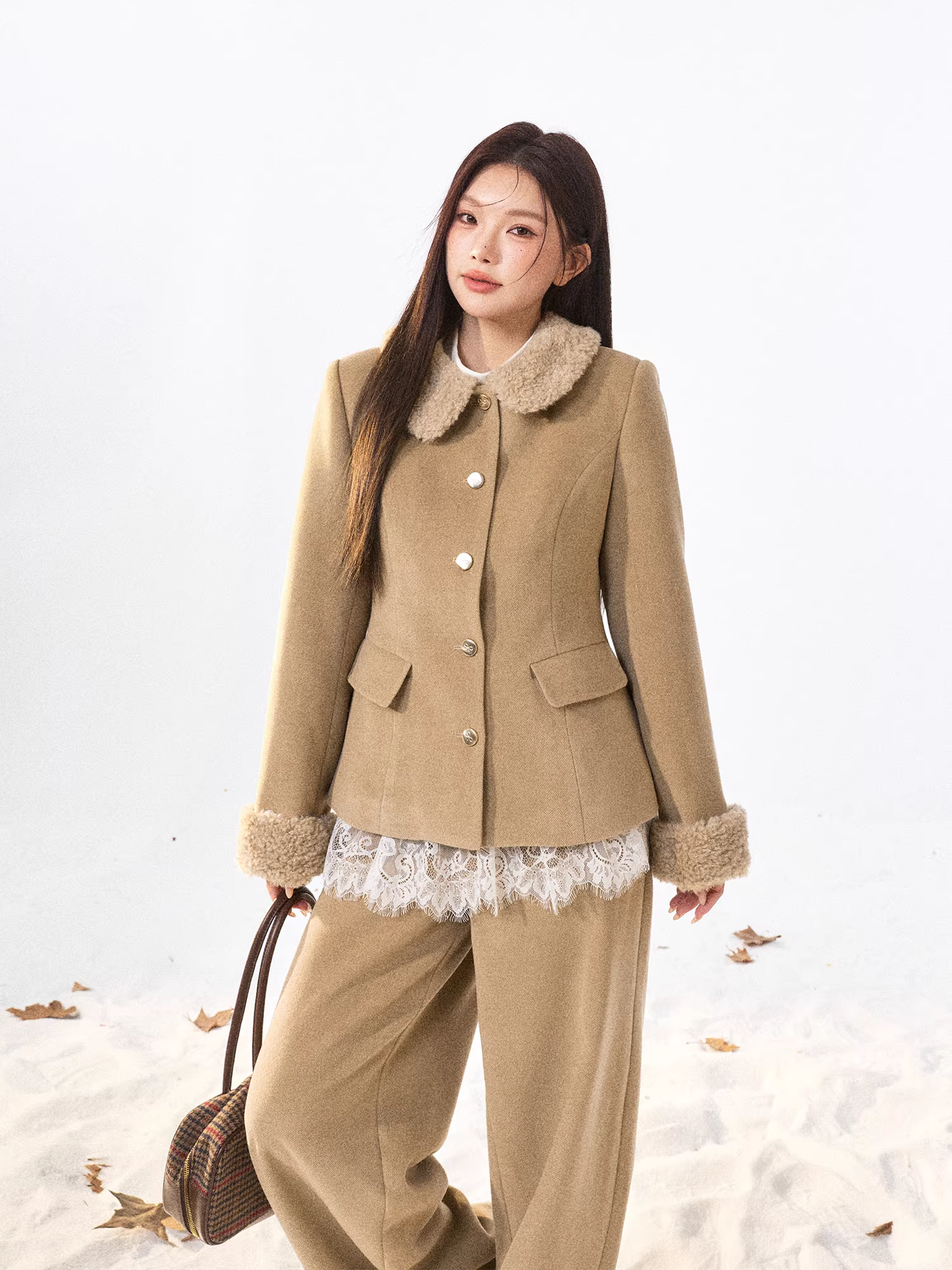 Bộ quần áo nữ cỡ lớn dành cho người lớn, kiểu dáng thon gọn, thanh lịch, áo khoác kiểu Chanel màu cà phê có khóa vàng và quần thường.