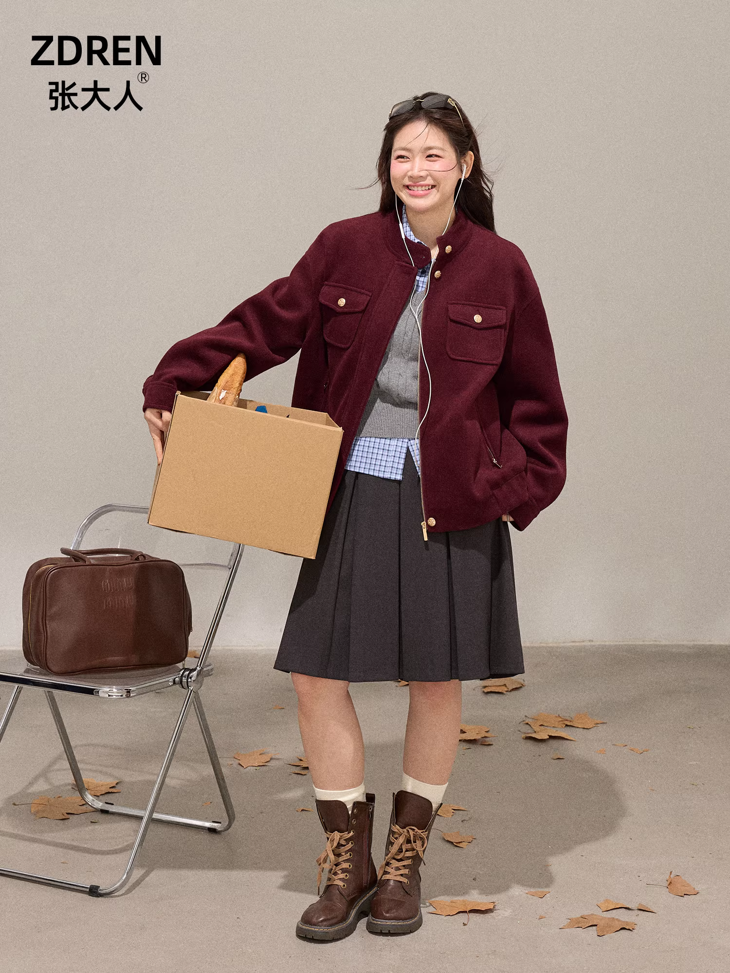 Quần áo nữ cỡ lớn dành cho người lớn, bộ áo khoác chần bông màu đỏ đô kiểu Mỹ cổ điển tôn dáng và chân váy màu xám.