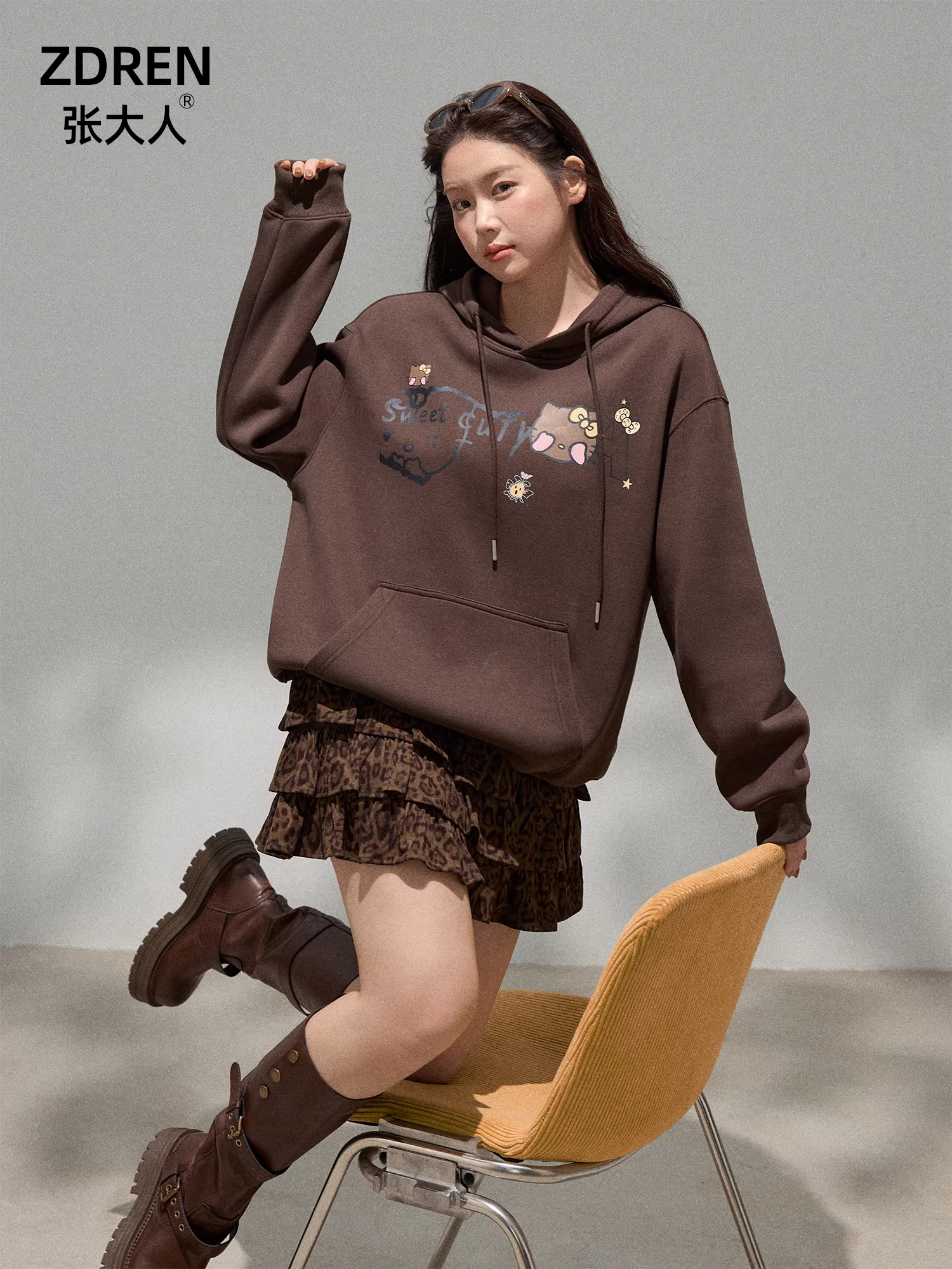 Quần áo nữ cỡ lớn dành cho người lớn, trang phục giảm béo cho các cô gái mũm mĩm, phong cách cổ điển, áo nỉ có mũ giảm tuổi tác và váy xếp tầng.