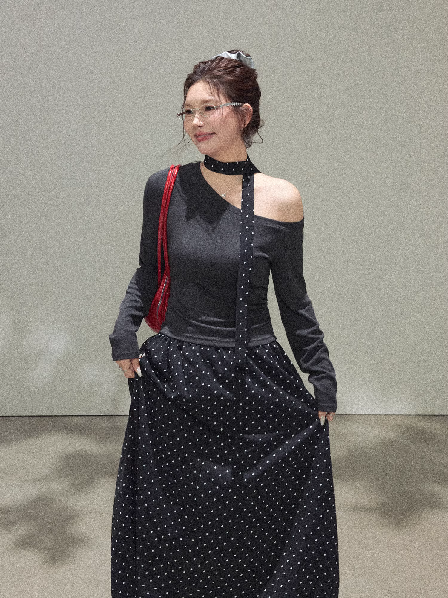 Bộ trang phục nữ cỡ lớn dành cho người lớn, áo len dáng ôm kiểu Pháp trễ vai phối chân váy chấm bi đen.