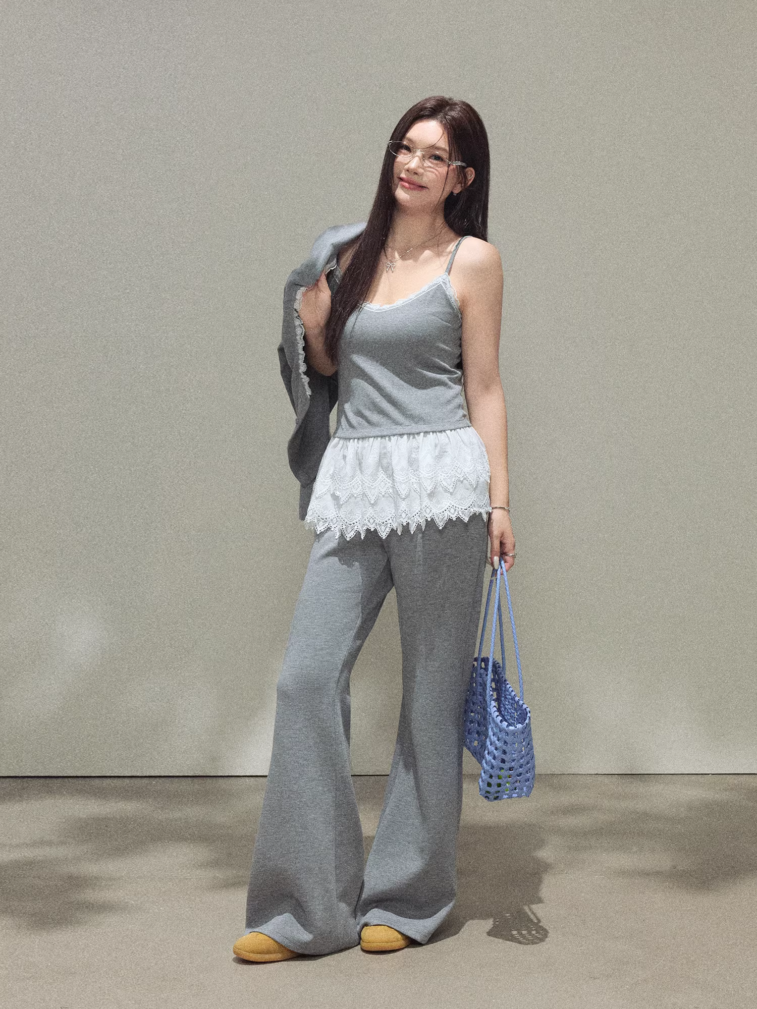 Bộ quần áo nữ cỡ lớn dành cho người lớn, kiểu dáng Hàn Quốc, chất liệu ren màu xám, gồm áo camisole và quần cạp cao tôn dáng.