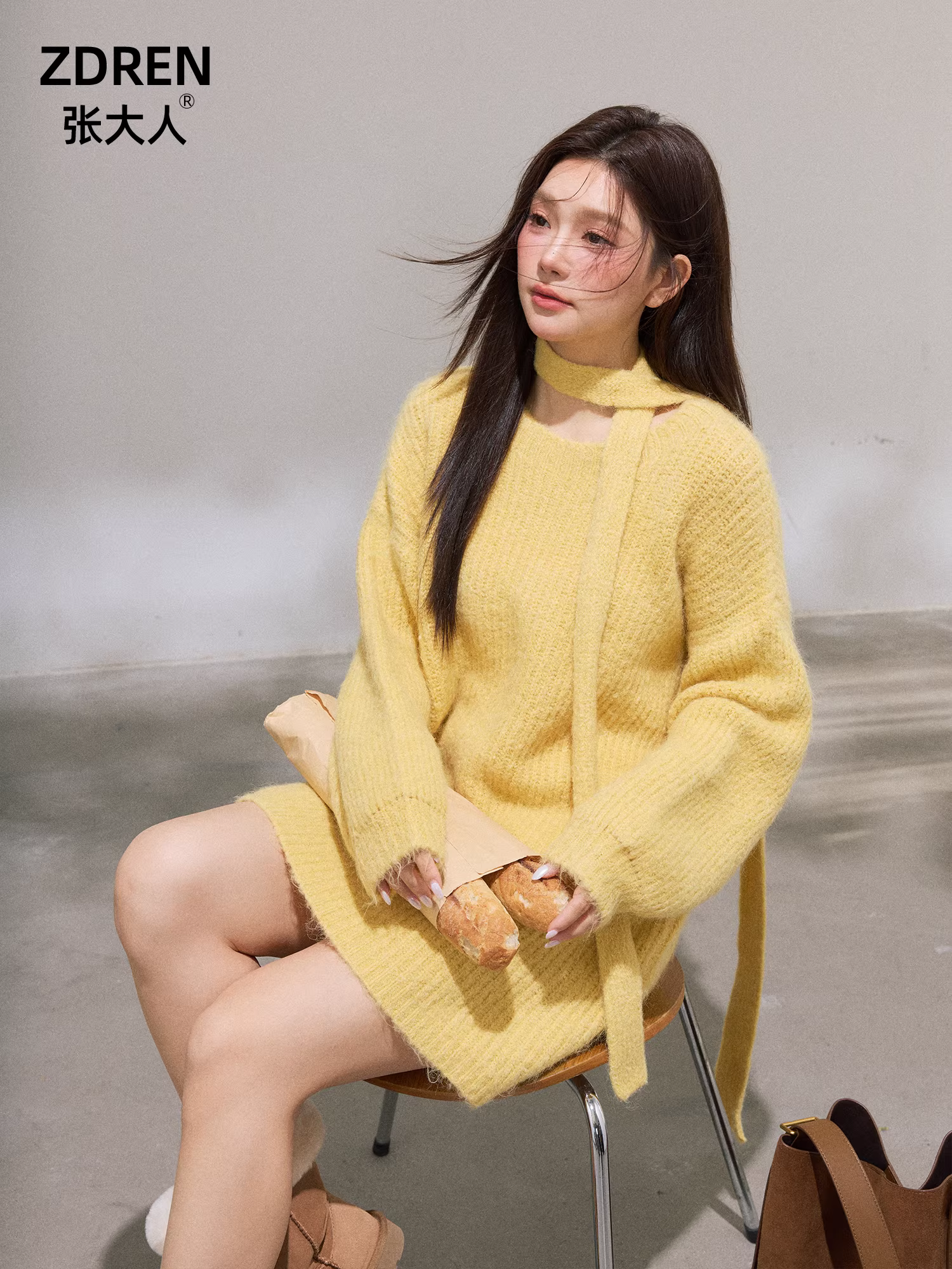 Quần áo nữ cỡ lớn mới của Zhang Daren dành cho phụ nữ hơi mũm mĩm, phong cách Hàn Quốc, màu vàng thon gọn, váy len cổ chữ V mềm mại tạo cảm giác lười biếng.