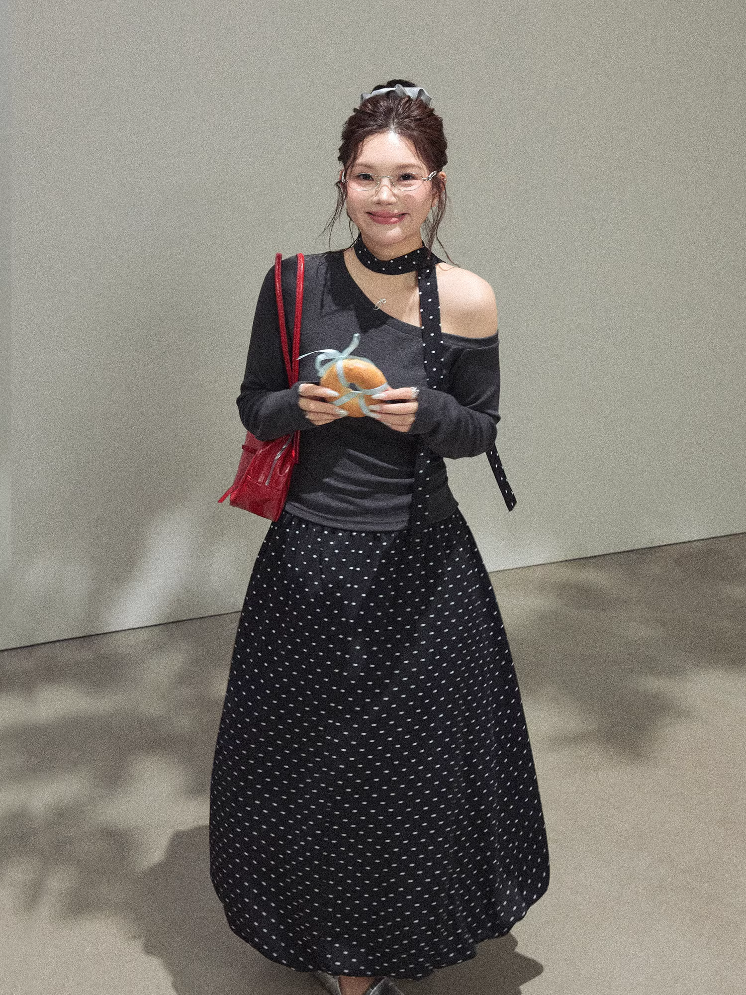 Bộ trang phục nữ cỡ lớn dành cho người lớn, áo len dáng ôm kiểu Pháp trễ vai phối chân váy chấm bi đen.