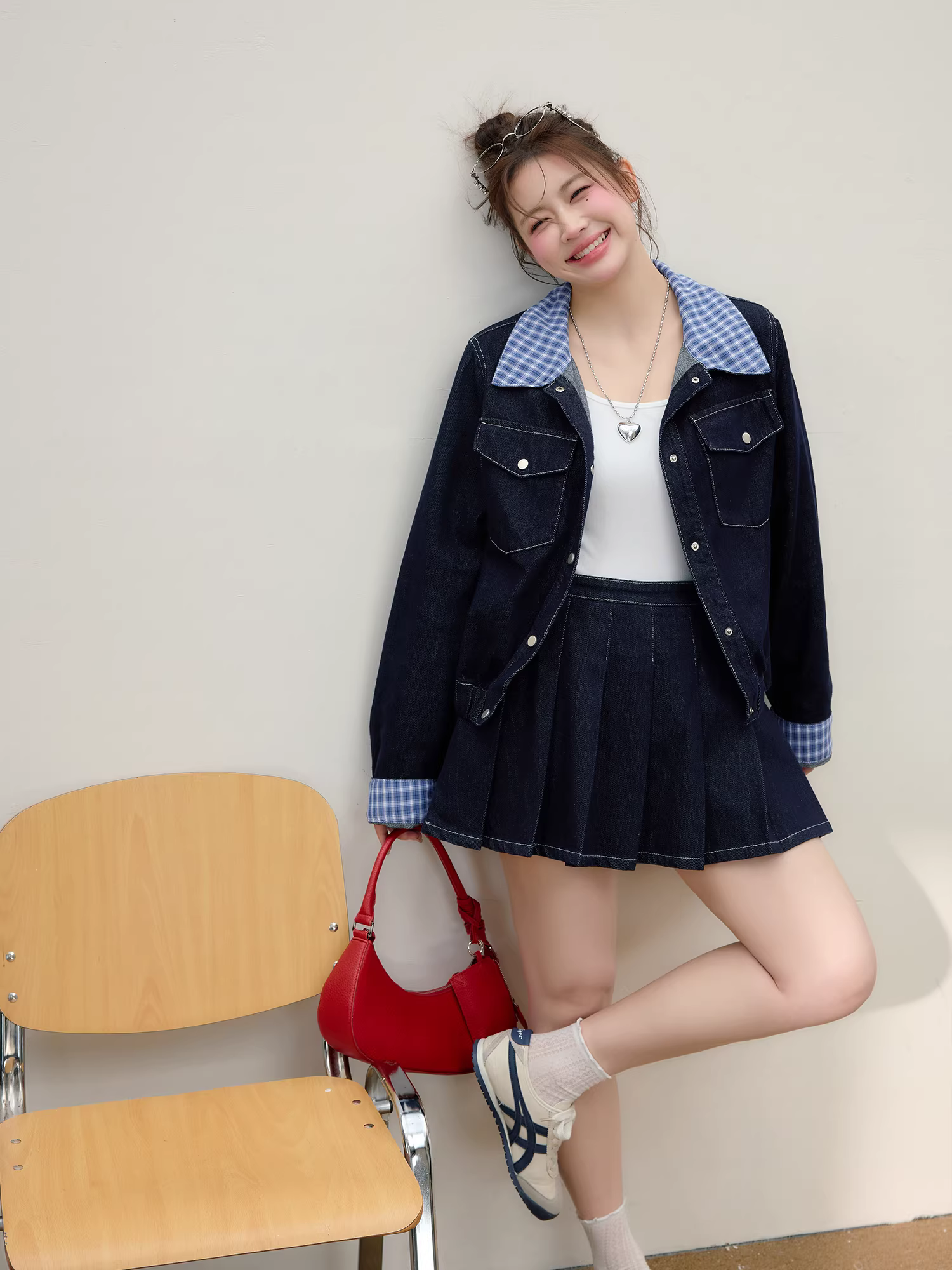 Quần áo nữ cỡ lớn cho mùa thu: bộ áo khoác denim thời trang và quần jean cạp cao giúp tạo vẻ thon gọn.