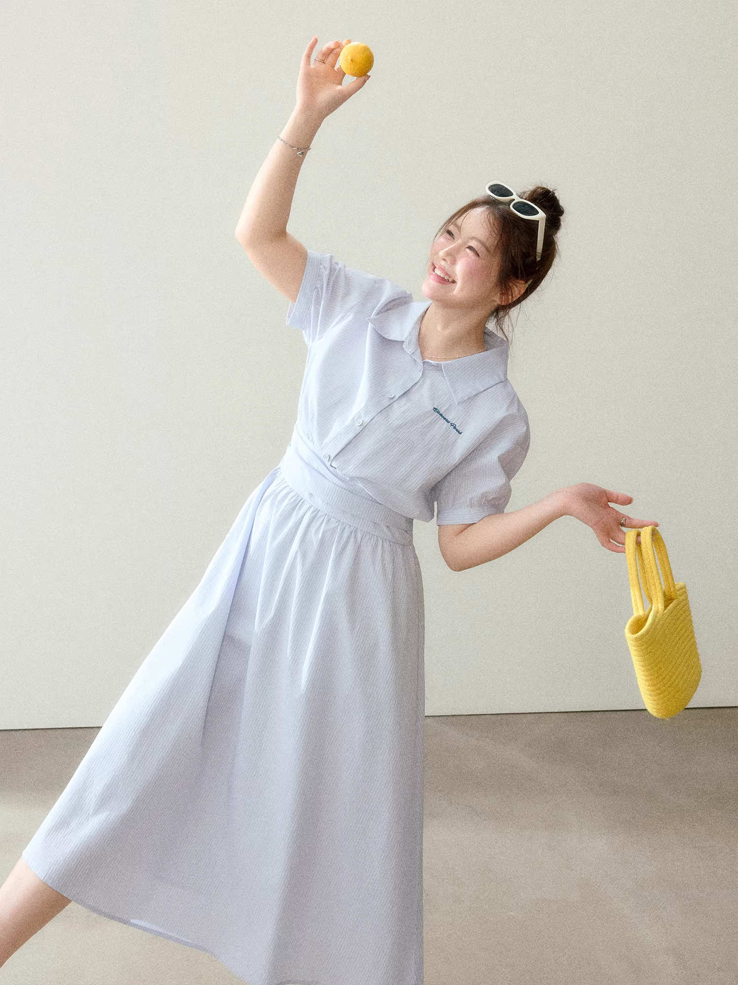 Quần áo nữ cỡ lớn dành cho người lớn, đầm sơ mi công sở kiểu Hàn Quốc giúp thon gọn dáng người, đầm đơn giản và thanh lịch.