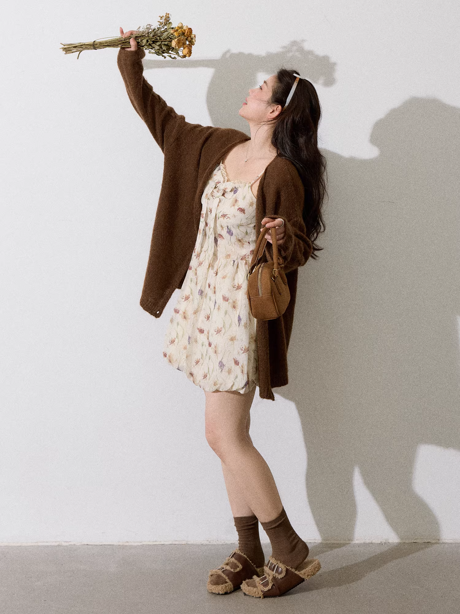 Quần áo nữ cỡ lớn dành cho người lớn, áo len cardigan dáng ôm in hoa và váy hoa phong cách lễ hội.