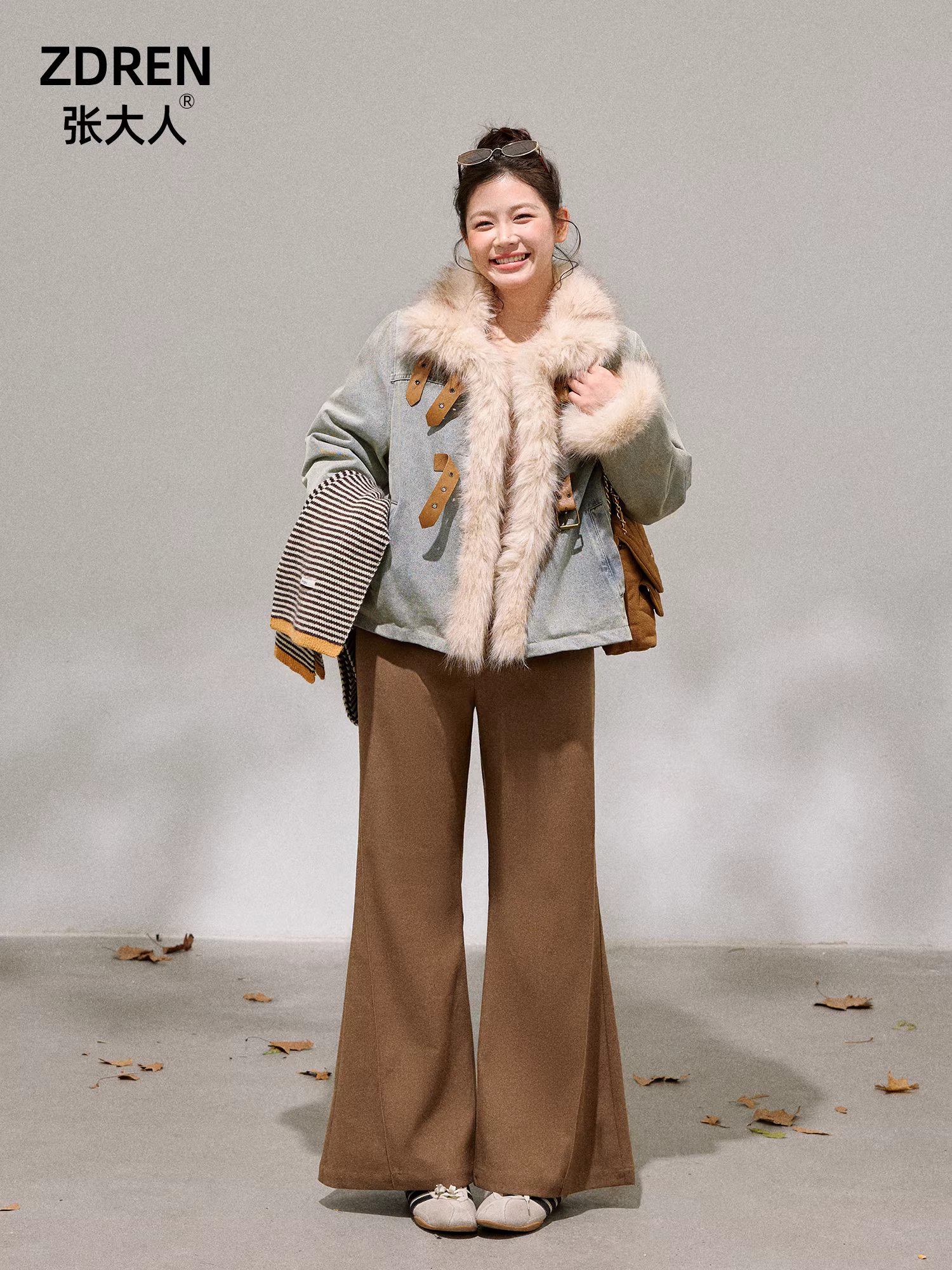 Bộ quần áo nữ cỡ lớn mới của Zhang Daren dành cho các cô gái mũm mĩm, gồm áo khoác denim nhung phong cách cổ điển Hồng Kông và quần ống loe thường ngày.