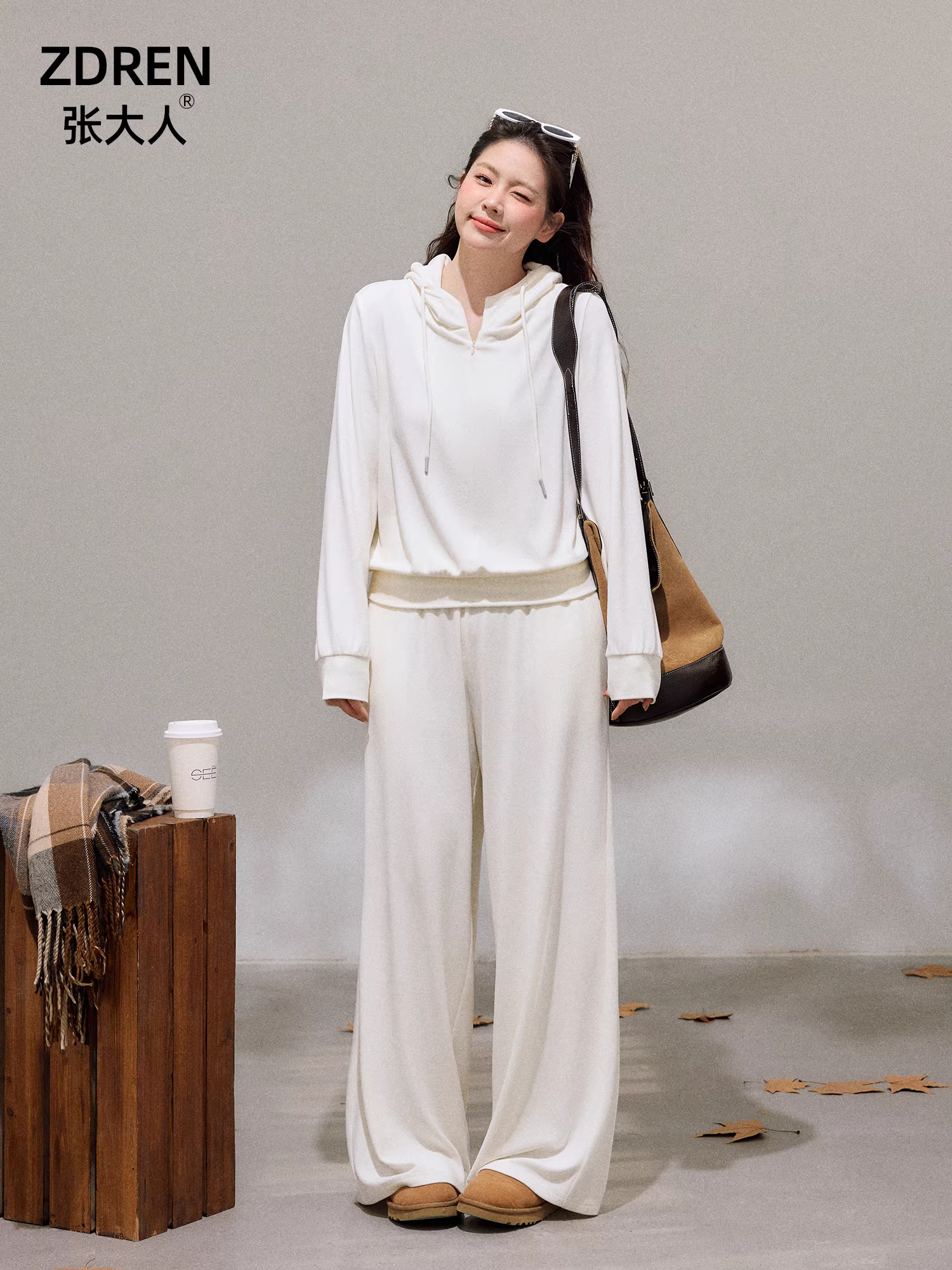 Quần áo nữ cỡ lớn dành cho những cô nàng hơi mũm mĩm, áo nỉ có mũ màu trắng nhạt phong cách Hàn Quốc và bộ quần âu mùa đông.