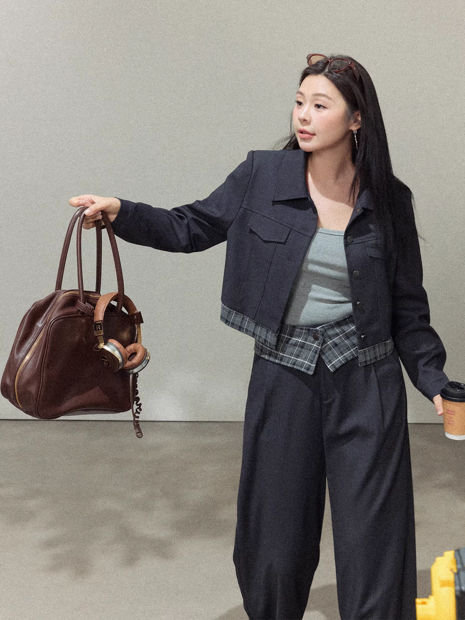 Bộ trang phục hai mảnh thanh lịch và phù hợp cho phụ nữ cỡ lớn, gồm áo blazer mùa thu và quần âu lưng cao.