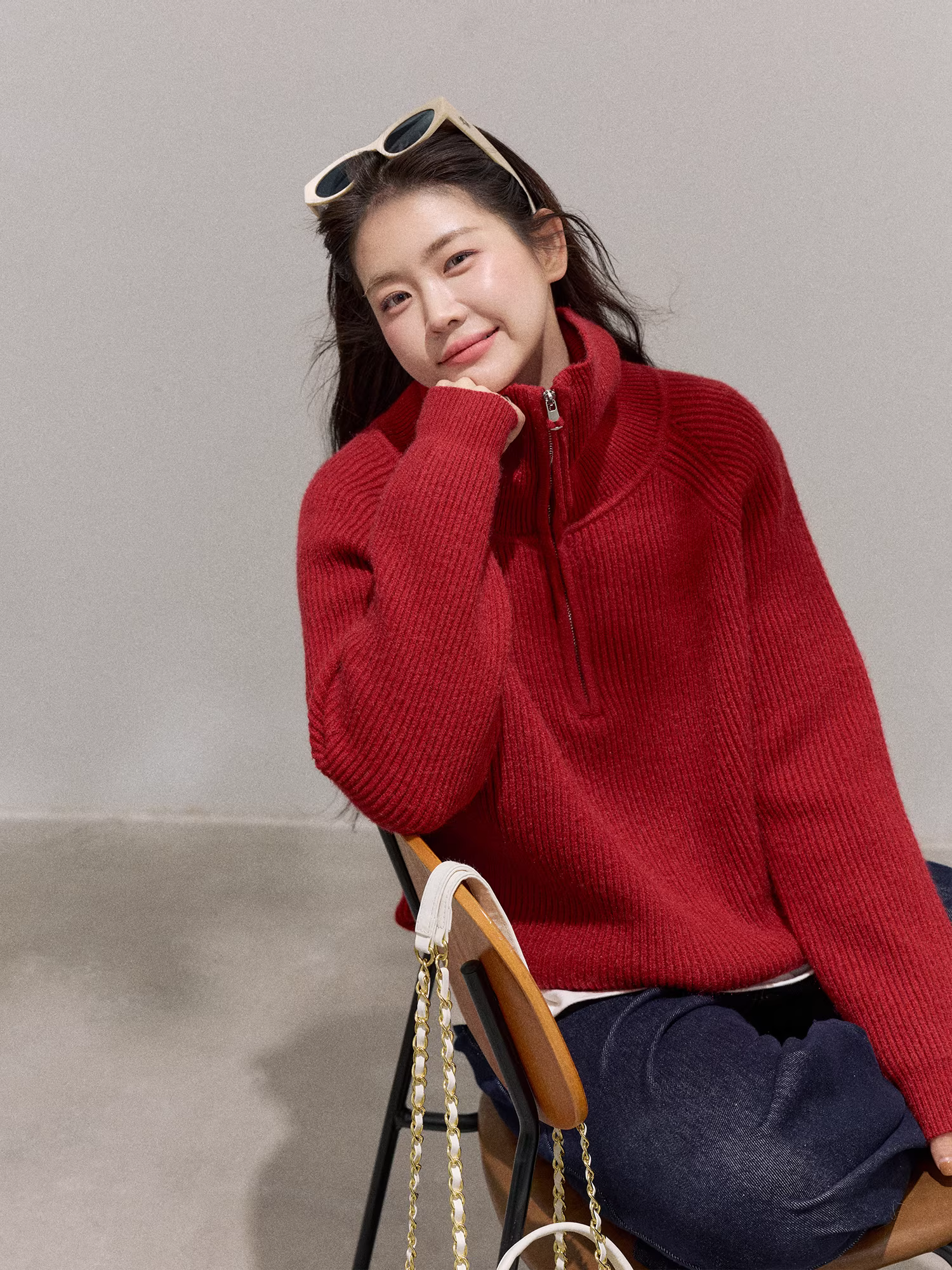 Quần áo nữ cỡ lớn dành cho người lớn, áo khoác len màu đỏ kiểu dáng Hàn Quốc tôn dáng và bộ đồ denim cạp cao.