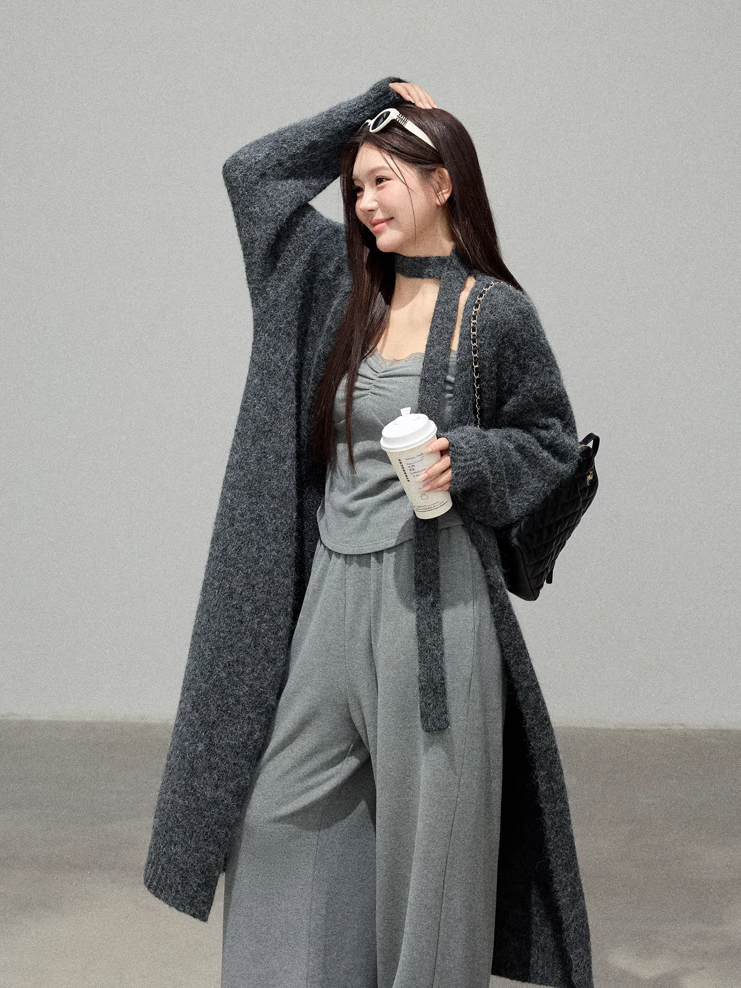 Bộ quần áo thu đông cho phụ nữ cỡ lớn, áo khoác len màu xám nhạt dáng rộng, quần cạp cao, phong cách thường ngày.