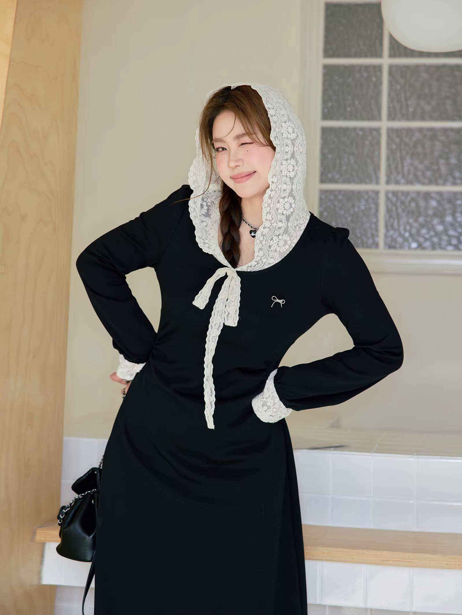 Váy dài kiểu Pháp có mũ trùm đầu, thiết kế phối ren, kiểu dáng ôm eo, giúp thon gọn dáng người, dành cho phụ nữ có kích cỡ lớn.