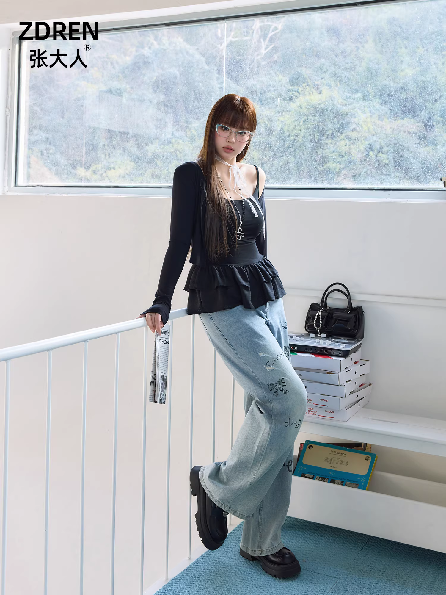 Bộ quần áo thu đông cỡ lớn dành cho nữ của Zhang Daren dành cho những cô nàng mũm mĩm, áo đen tôn dáng với quần jean in họa tiết graffiti phong cách Millennials.