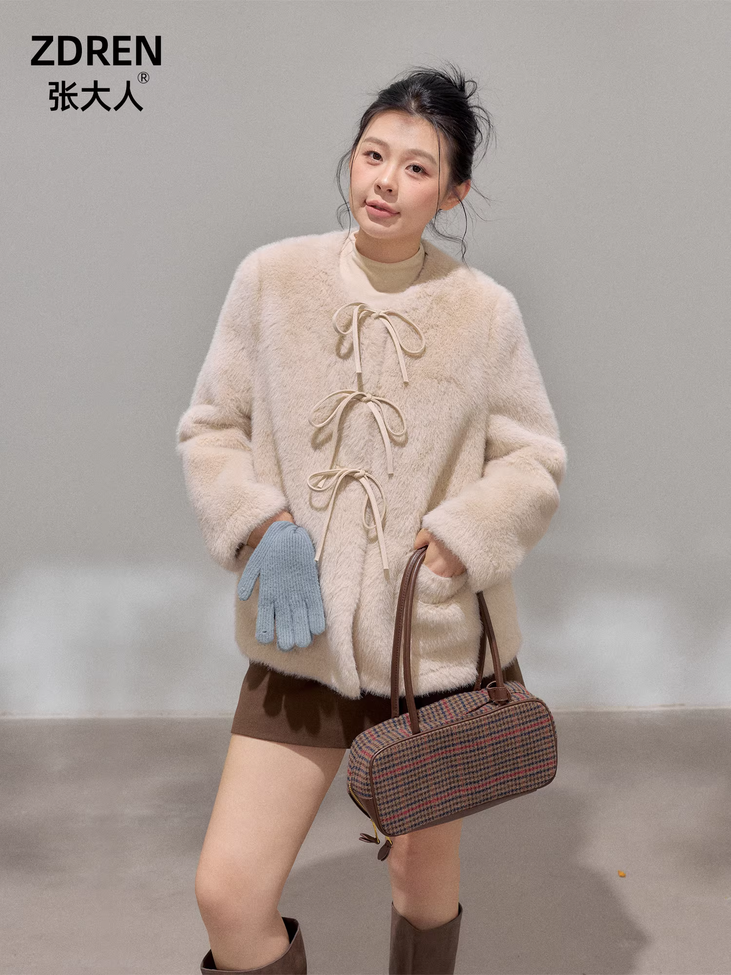 Bộ trang phục mùa đông cho phụ nữ cỡ lớn, áo khoác lông giả sang trọng và tôn dáng màu cà phê kèm chân váy dành cho các cô nàng mũm mĩm.