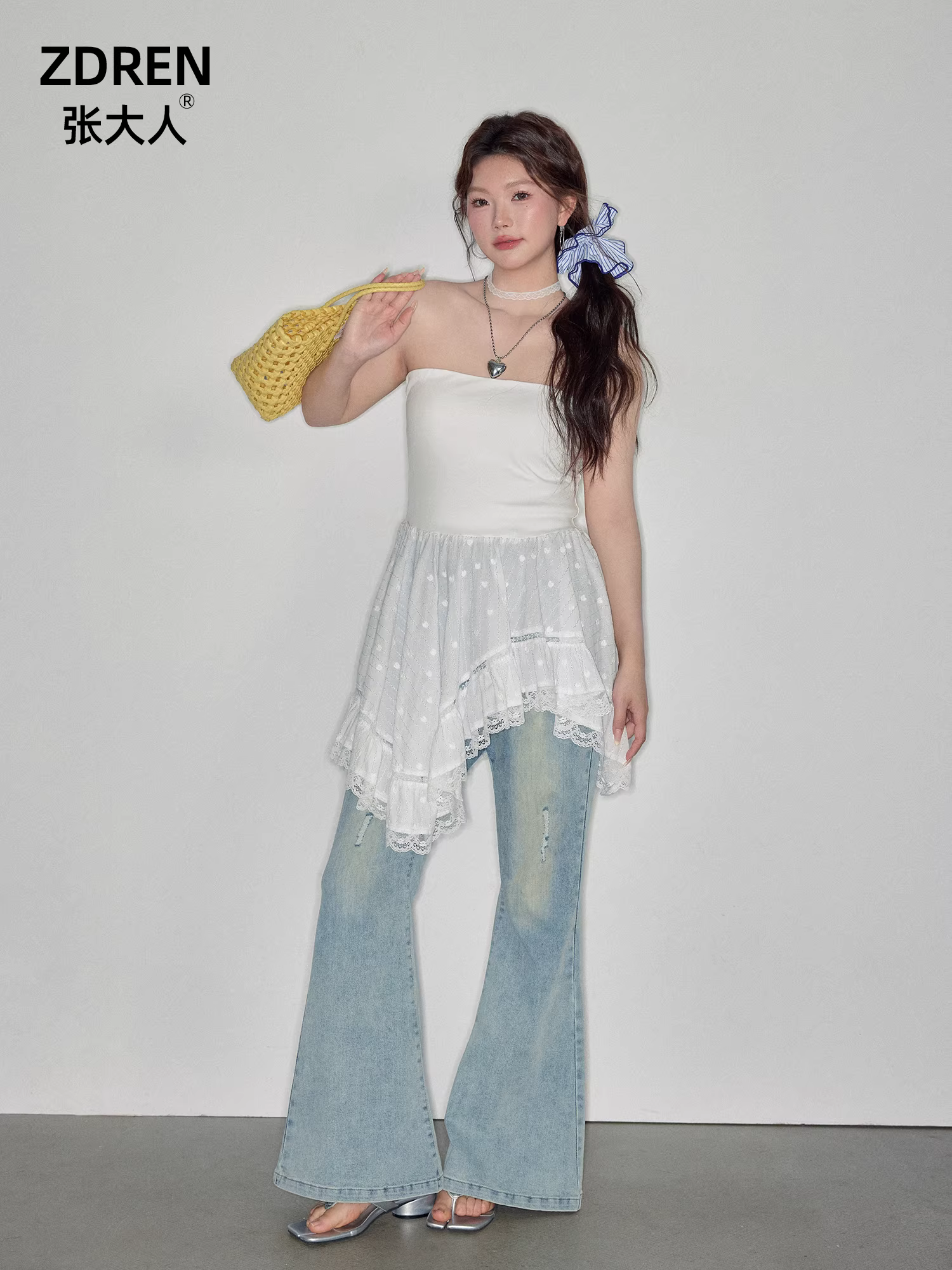 Quần áo mùa hè cỡ lớn mới của Zhang Daren dành cho phụ nữ hơi mũm mĩm, bộ váy ống trắng độc đáo giúp thon gọn với quần jean cạp cao.