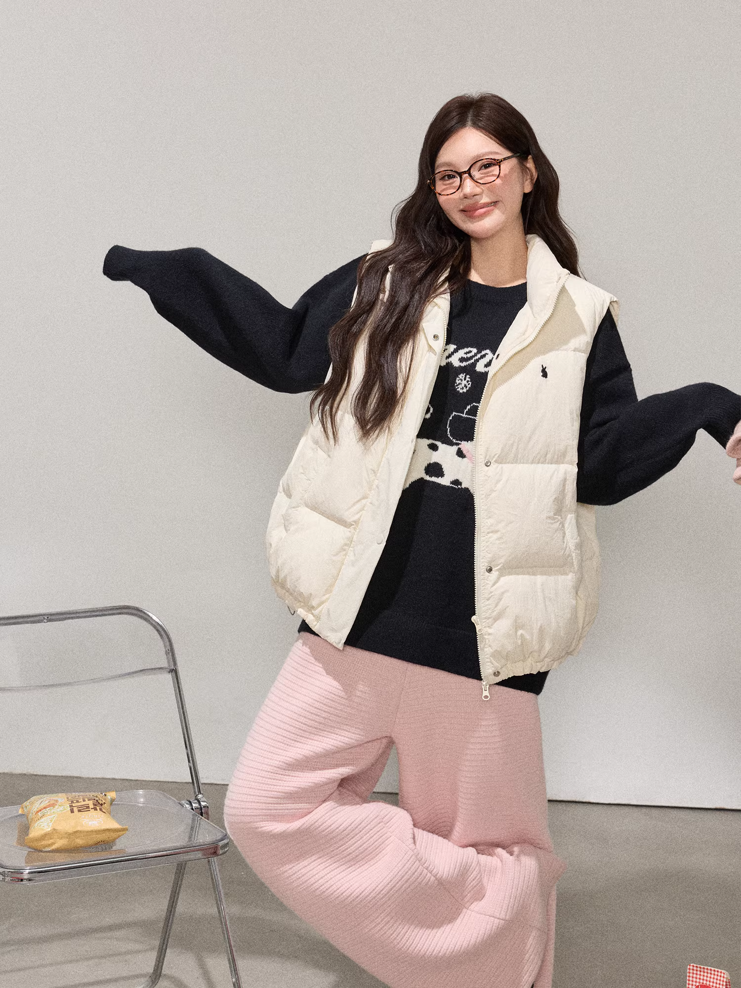 Bộ quần áo nữ cỡ lớn dành cho người lớn, kiểu dáng Hàn Quốc, áo len đen cổ tròn dáng rộng tôn dáng và quần âu lưng cao.