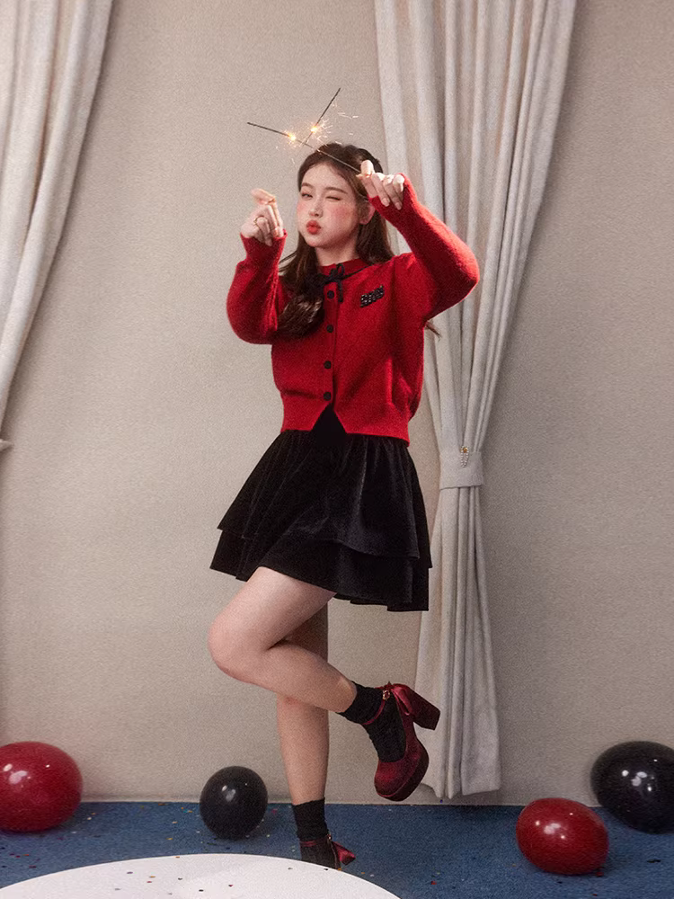 Bộ quần áo nữ cỡ lớn: áo len đỏ tôn dáng, chân váy len đen, trang phục Tết.