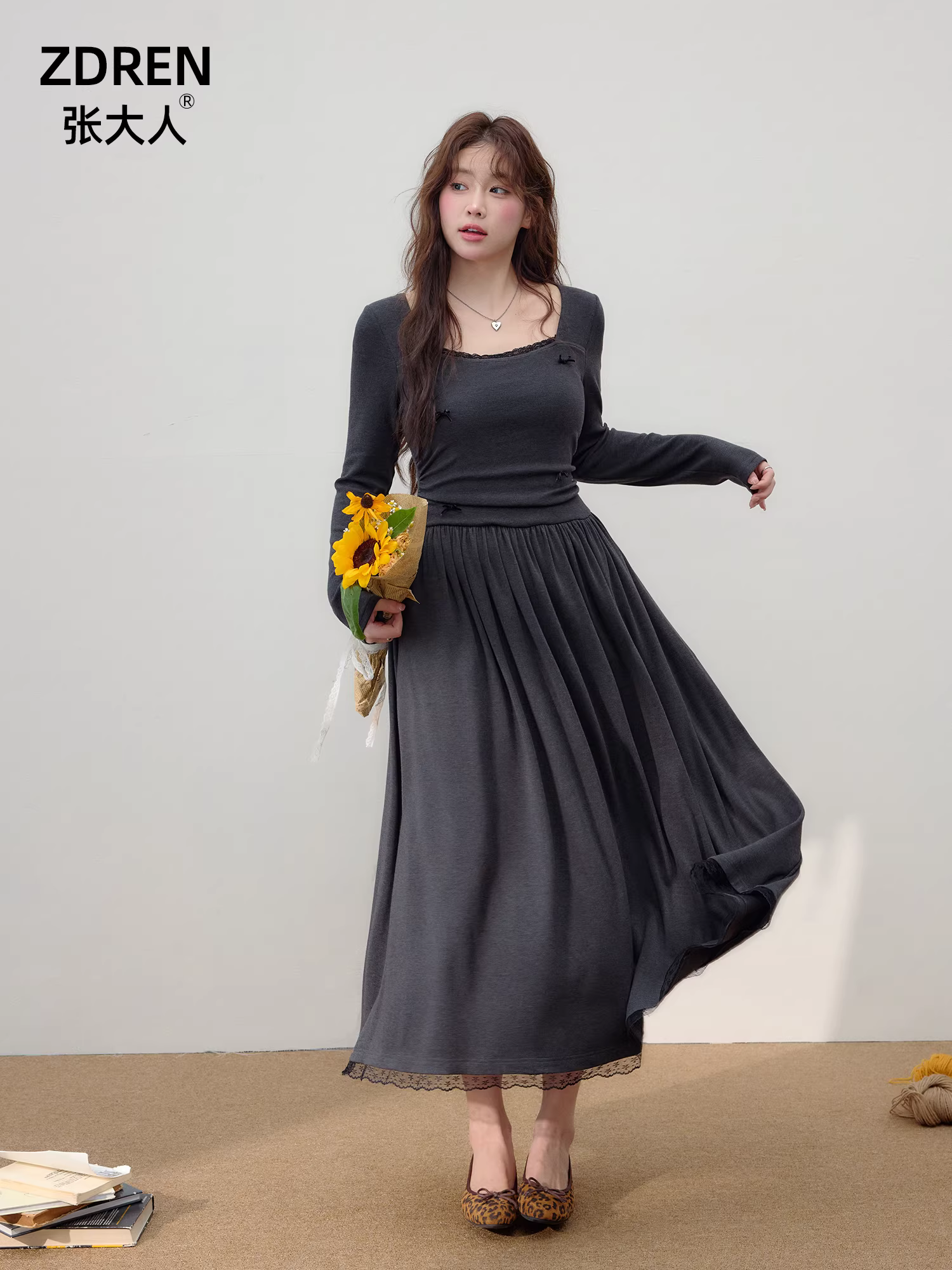 Quần áo thu đông cỡ lớn dành cho nữ của Zhang Daren dành cho những cô nàng mũm mĩm, váy tôn dáng với đường viền cổ vuông thời trang và tinh tế, tay áo dài và dáng chữ A.