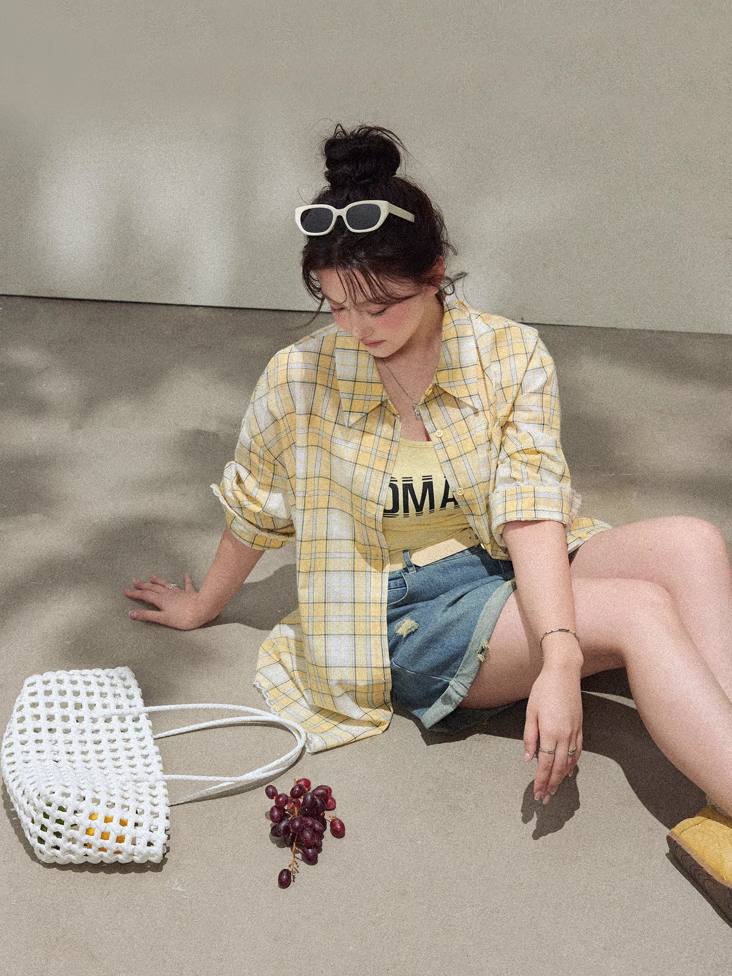 Quần áo nữ cỡ lớn dành cho người lớn, phong cách lười biếng, áo sơ mi kẻ sọc vàng tôn dáng, áo hai dây, bộ quần short denim.