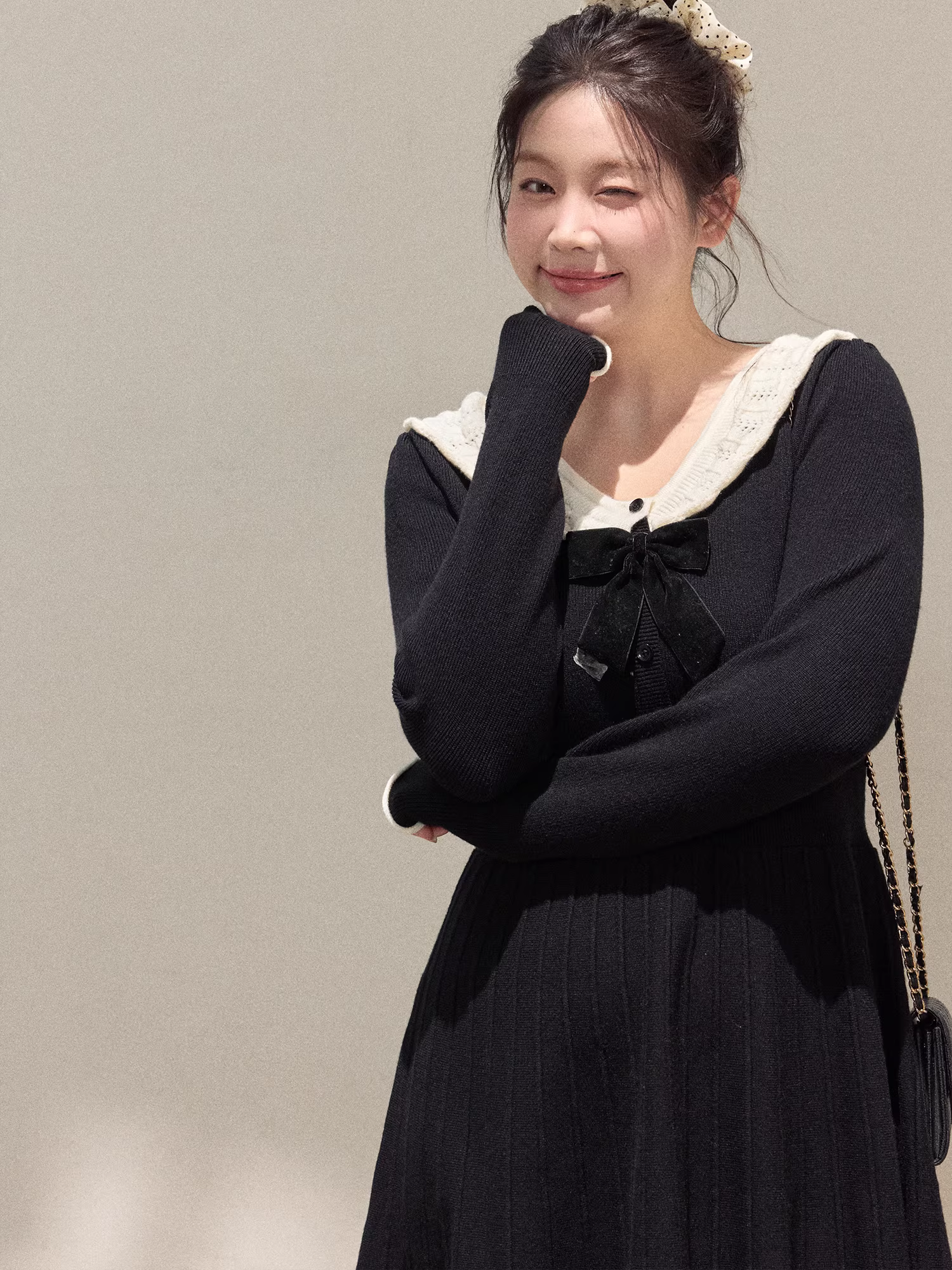 Quần áo nữ cỡ lớn dành cho người lớn, đầm đen nhỏ cổ ren trắng dáng ôm mới mùa thu đông, đầm dệt kim.