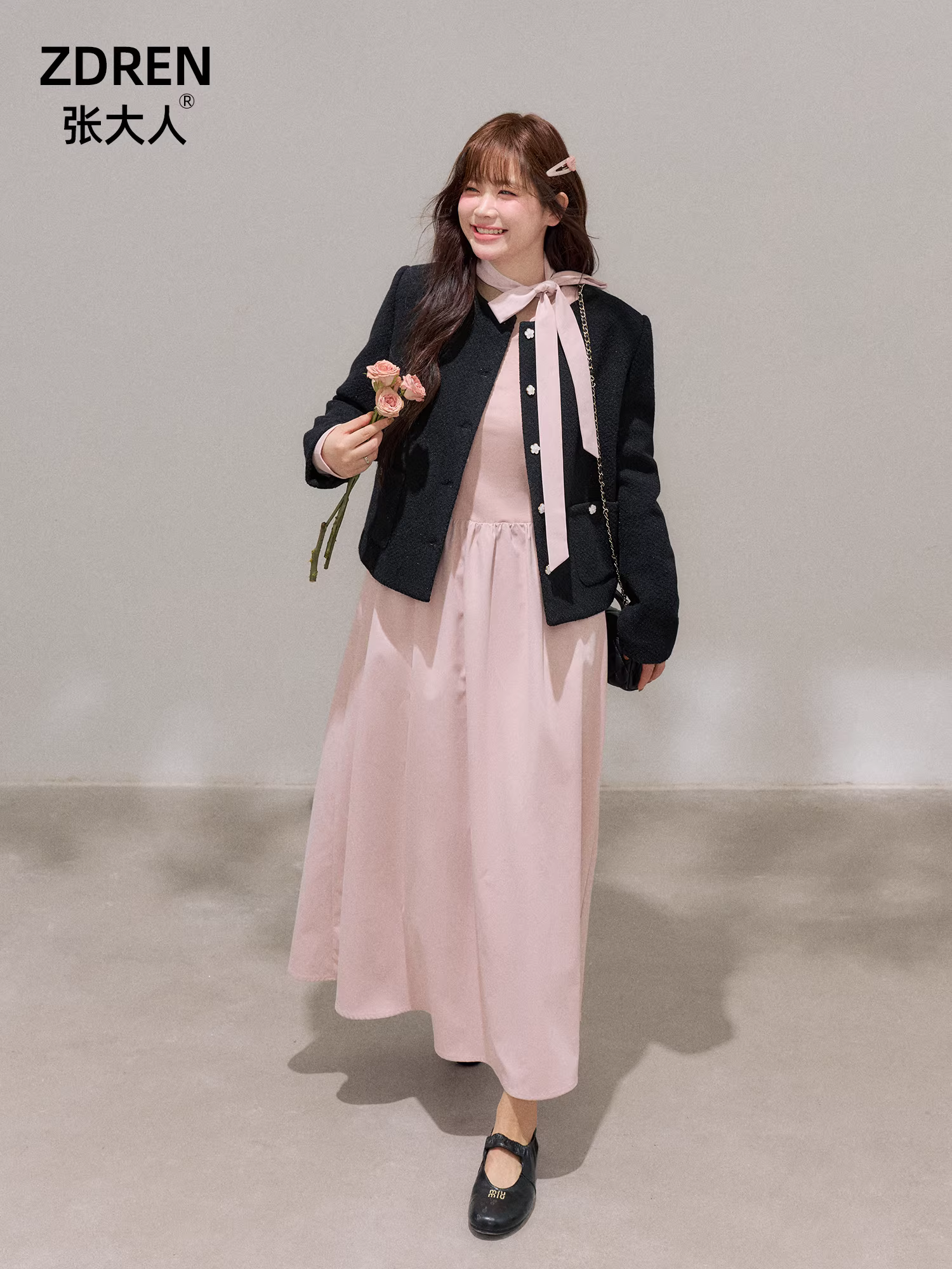 Quần áo nữ cỡ lớn dành cho người lớn, áo khoác kiểu Chanel màu đen tôn dáng phong cách Hàn Quốc, bộ đầm dài màu hồng thanh lịch.