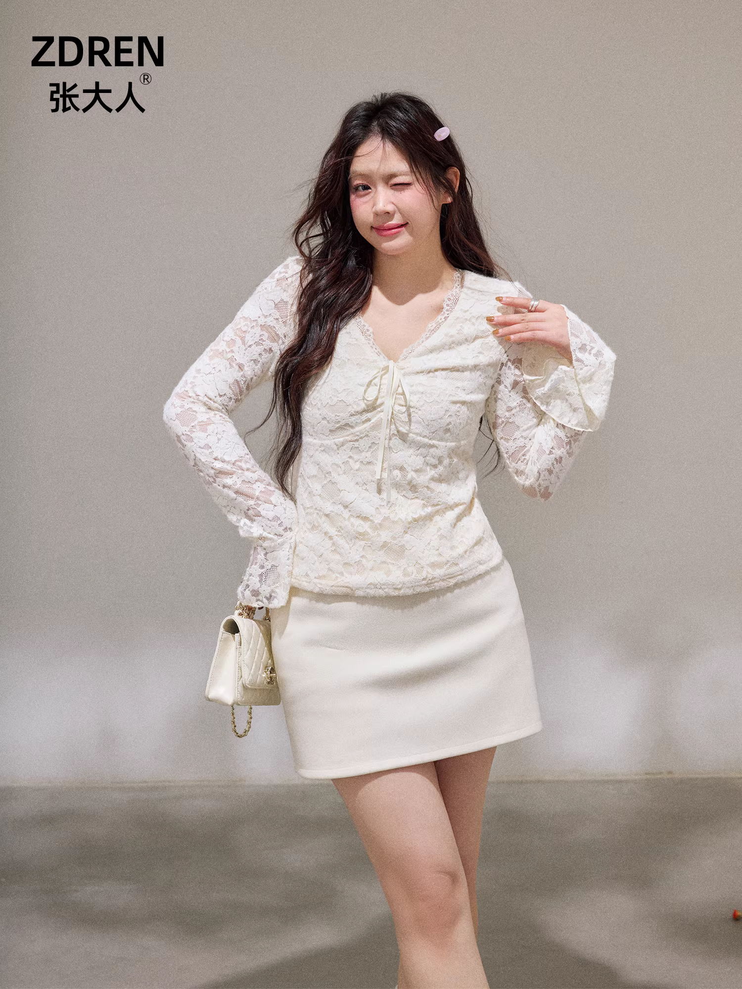 Quần áo nữ cỡ lớn dành cho những cô gái hơi mũm mĩm, áo trắng tay chuông ren cổ chữ V thuần khiết và gợi cảm giúp giảm béo vào đầu mùa đông.