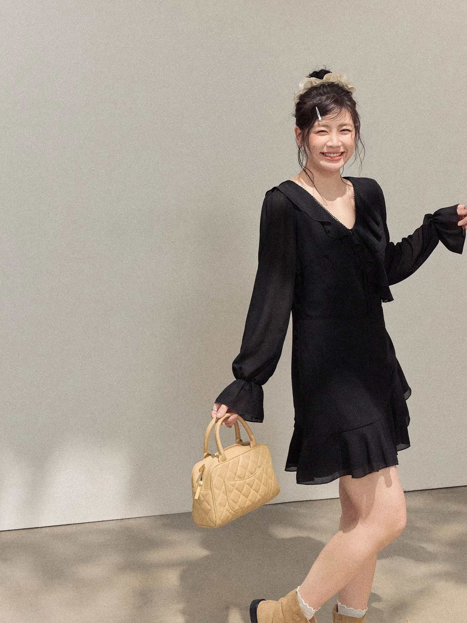 Quần áo nữ cỡ lớn dành cho người lớn, kiểu dáng mới giúp thon gọn cho đầu thu, cổ bèo nhún, phong cách trưởng thành, đầm ngắn màu đen dành cho nữ.