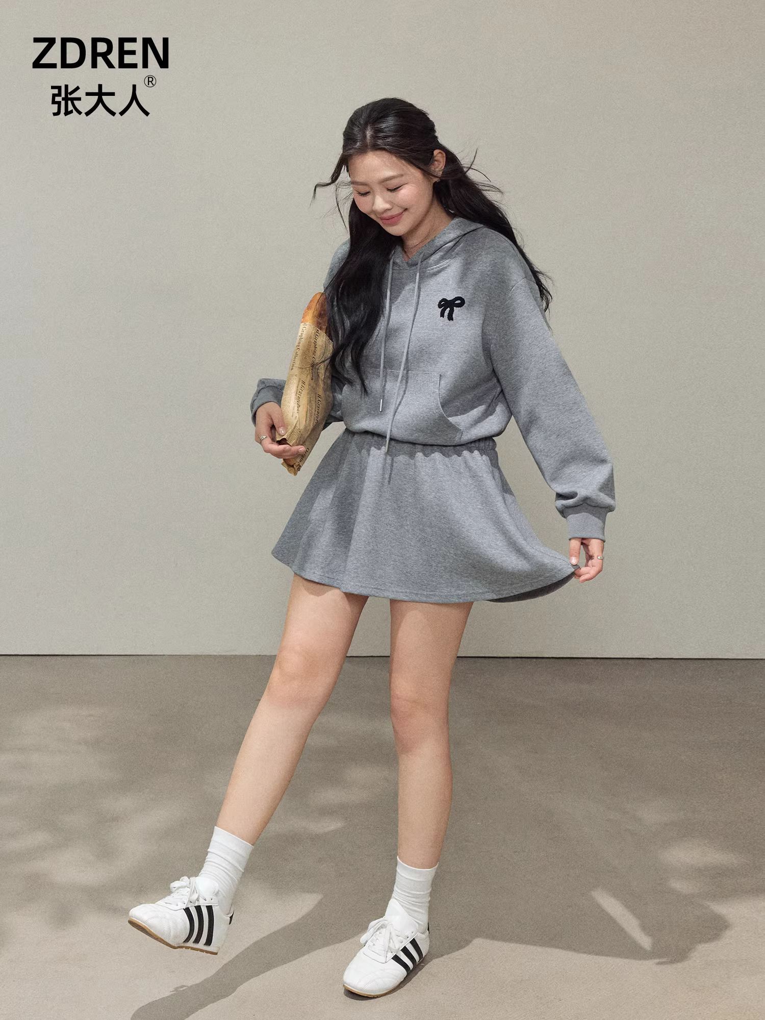 Quần áo nữ cỡ lớn dành cho những cô gái hơi mũm mĩm, váy áo hoodie màu xám nhạt phong cách Hàn Quốc, váy ngắn.