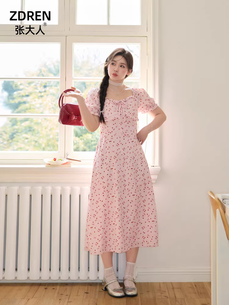 Quần áo cỡ lớn dành cho phụ nữ trưởng thành, cô gái mũm mĩm, phong cách MM, váy dài cổ vuông in họa tiết anh đào lãng mạn kiểu Pháp, váy ôm eo mùa hè.