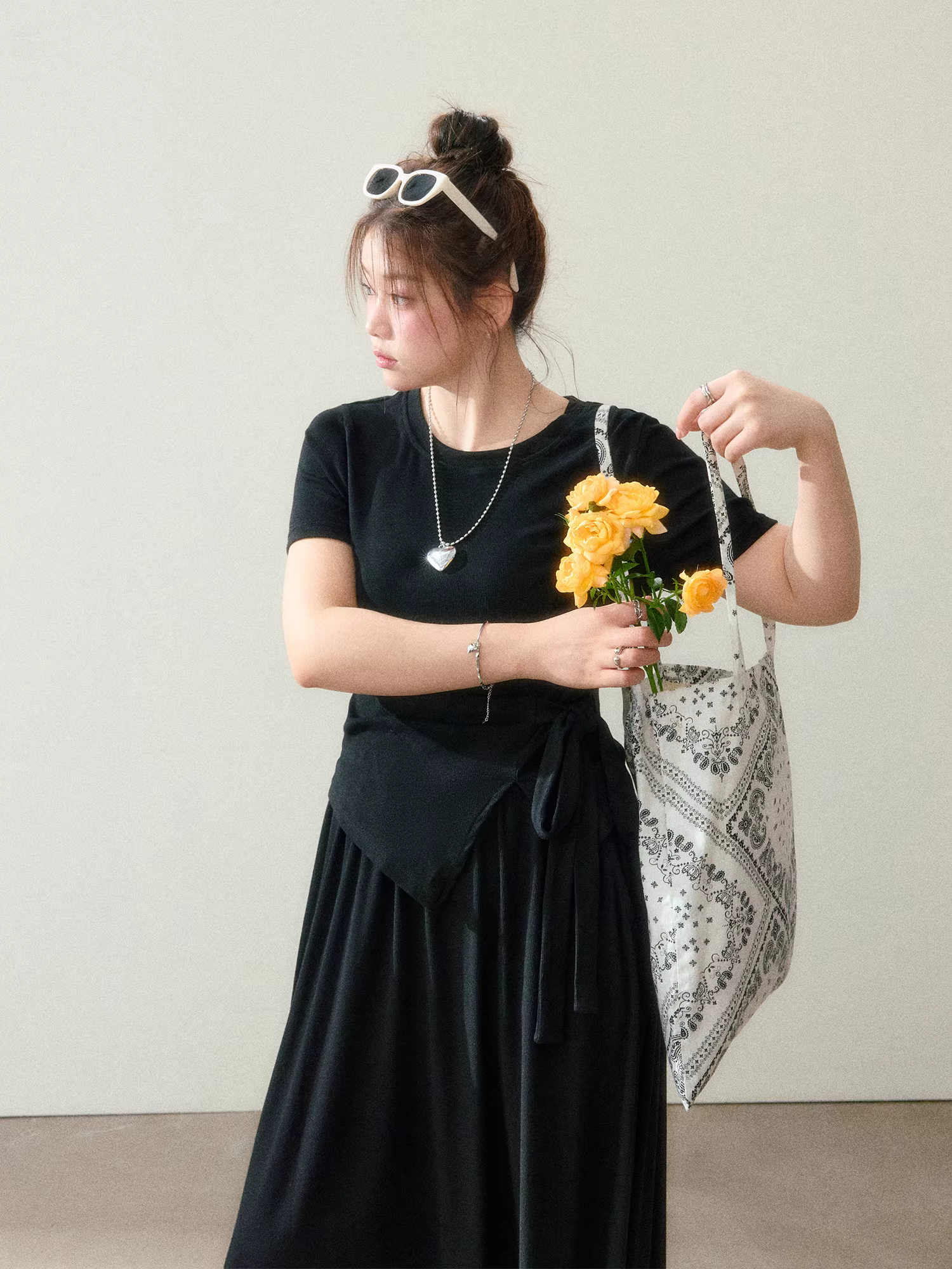 Quần áo nữ cỡ lớn dành cho người lớn, bộ đồ mùa hè màu đen tôn dáng, áo thun cổ tròn tay ngắn, chân váy xếp ly cao eo.