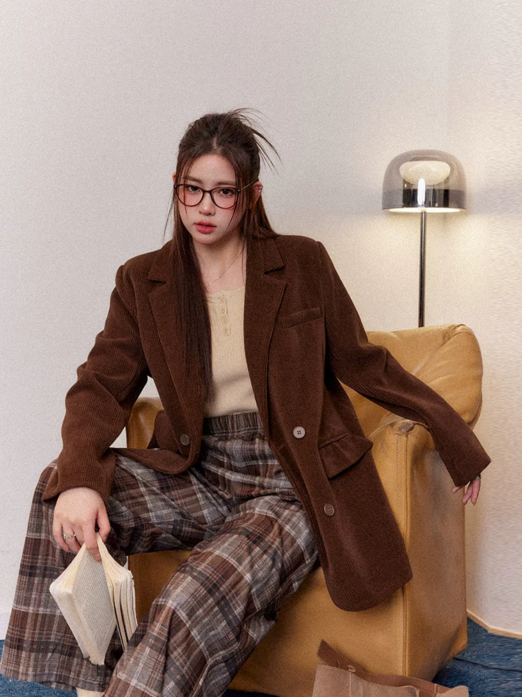 Bộ đồ nữ cỡ lớn kiểu retro, quần ống rộng kẻ ca rô màu nâu, áo khoác blazer chất liệu corduroy dành cho nữ