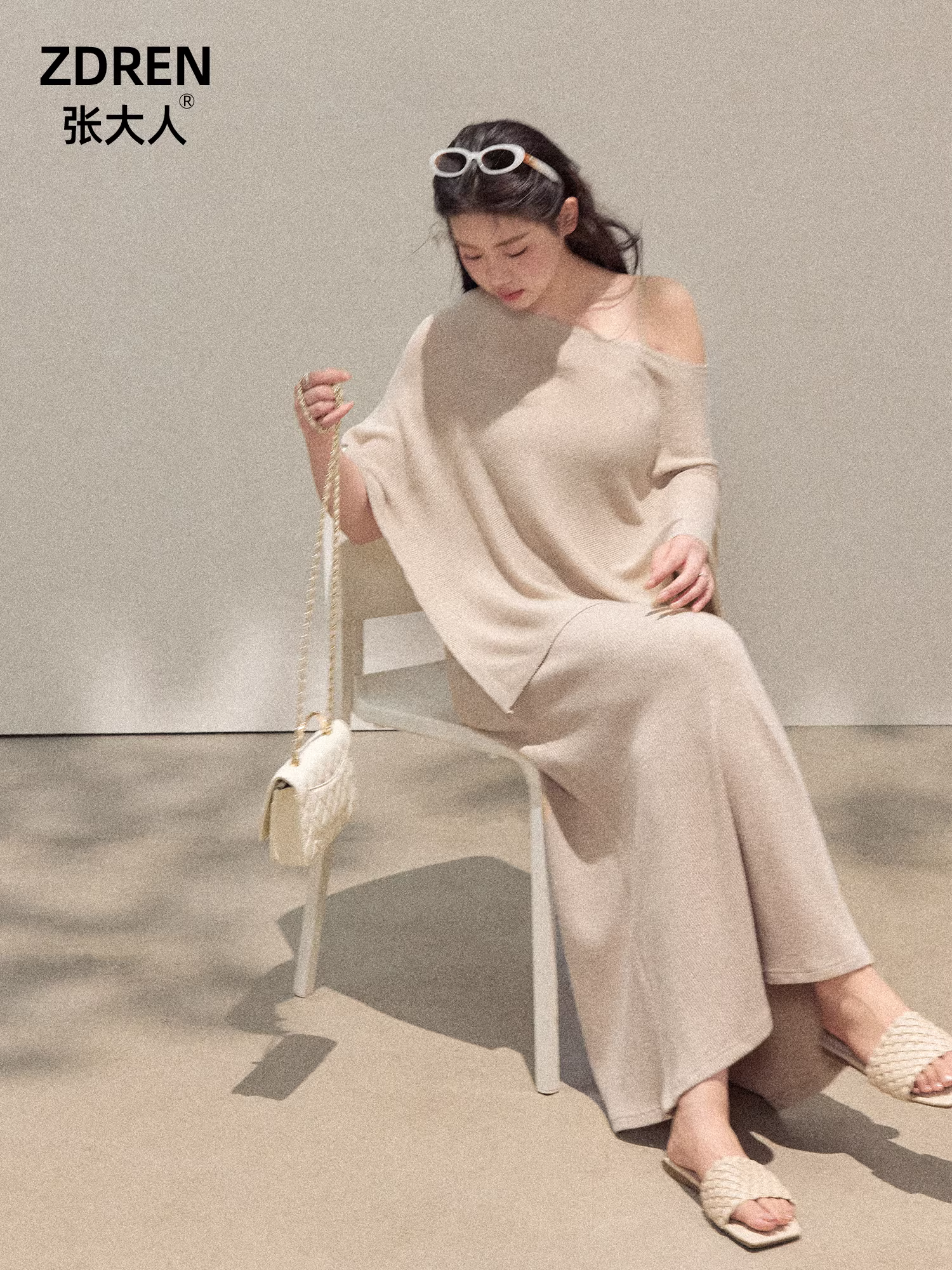 Quần áo nữ cỡ lớn dành cho người lớn, bộ hai mảnh tôn dáng cho các cô nàng mũm mĩm, phong cách thanh lịch và tinh tế, áo trễ vai và váy dây spaghetti.