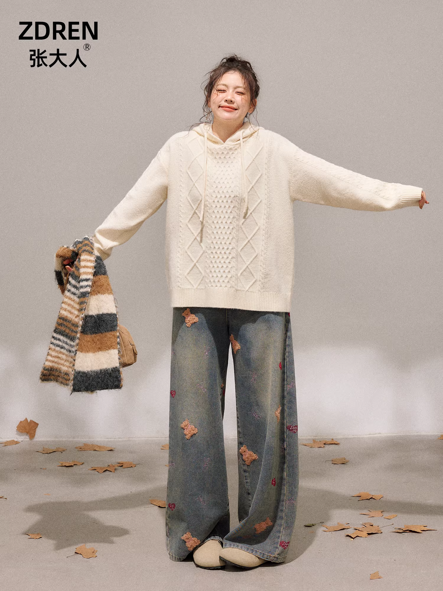 Quần áo nữ cỡ lớn dành cho những cô gái hơi mũm mĩm, bộ áo len trắng có mũ trùm đầu và quần denim hình gấu kiểu dáng Hàn Quốc.