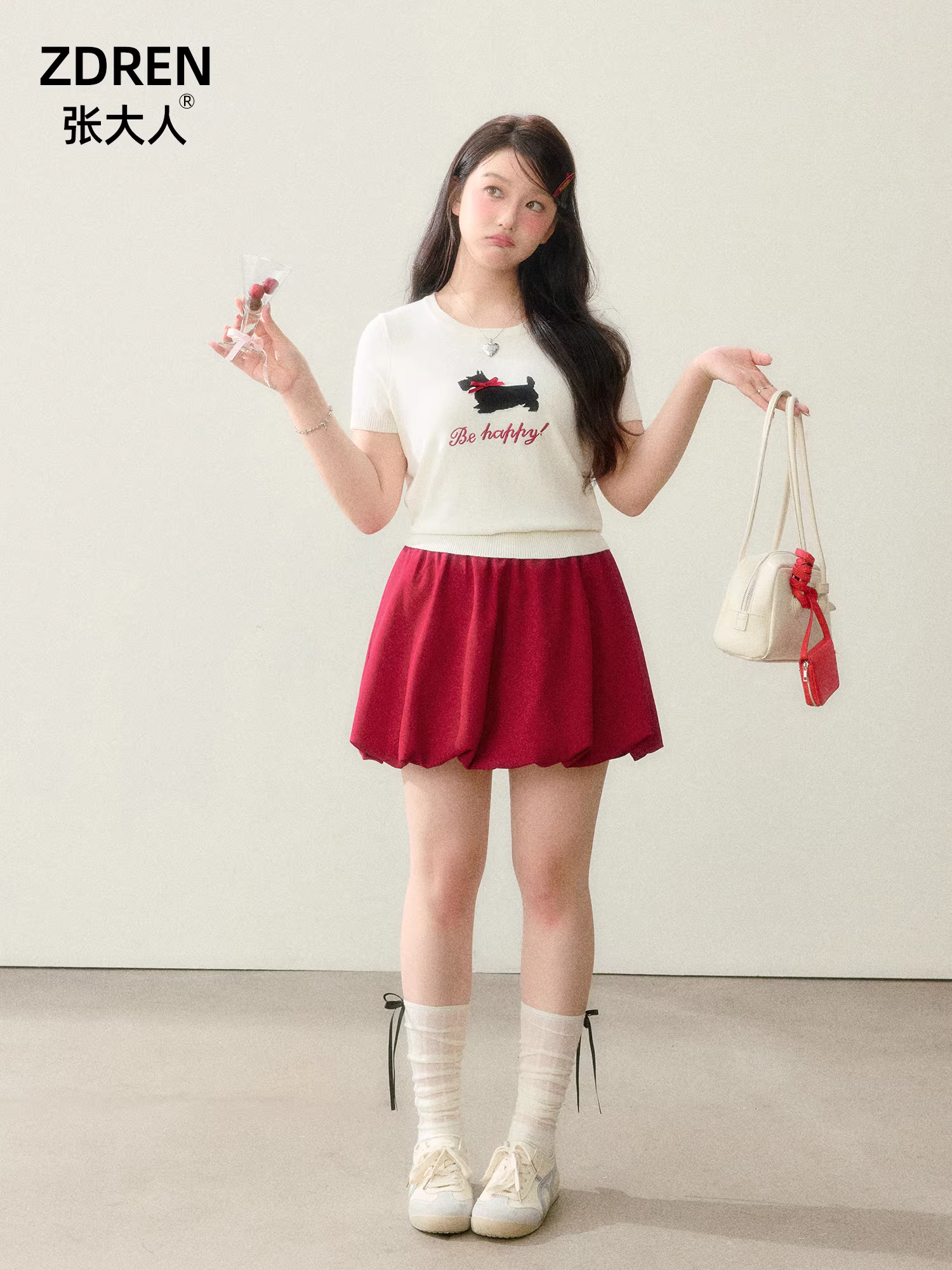 Bộ quần áo nữ cỡ lớn dành cho người lớn, áo thun ngắn tay mùa hè kiểu dáng thon gọn và dễ thương, phối cùng chân váy hoa đỏ.