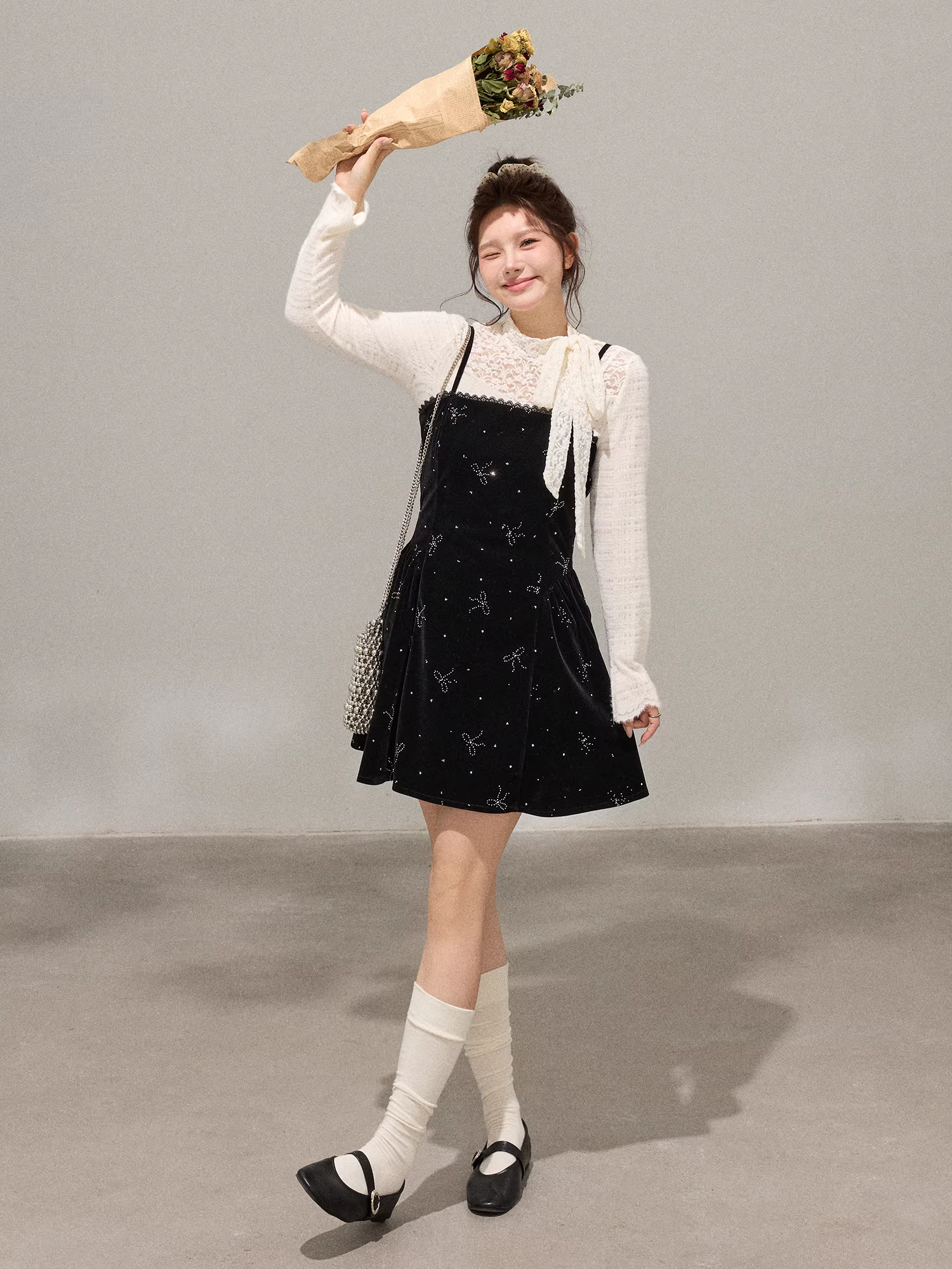 Bộ trang phục nữ cỡ lớn dành cho người lớn, kiểu Hàn Quốc, gồm áo lót ren thon gọn và váy camisole nhung.