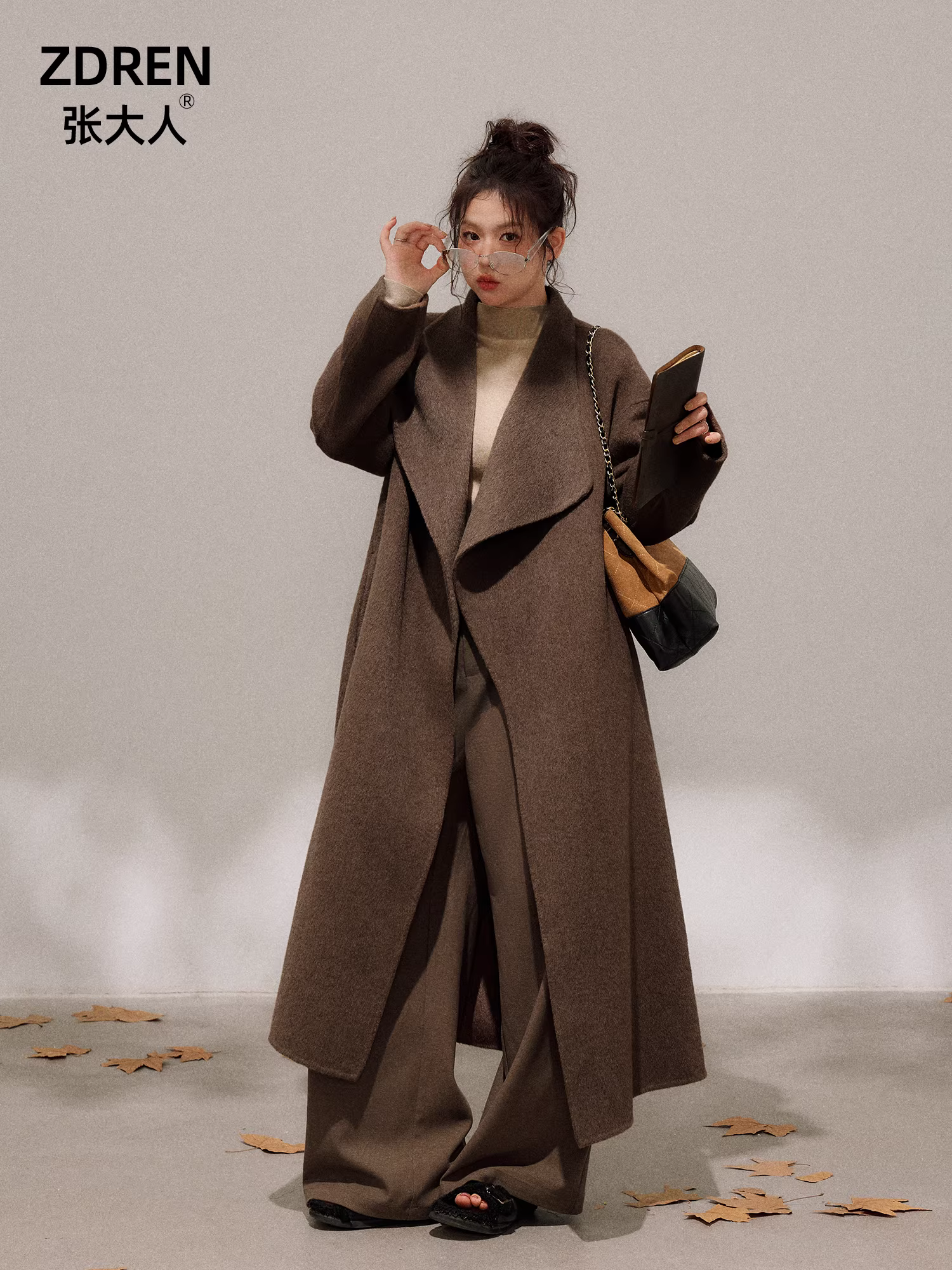 Bộ quần áo nữ cỡ lớn dành cho các cô gái hơi mũm mĩm, gồm áo khoác len màu nâu đậm kiểu cổ điển tôn dáng và quần thường.