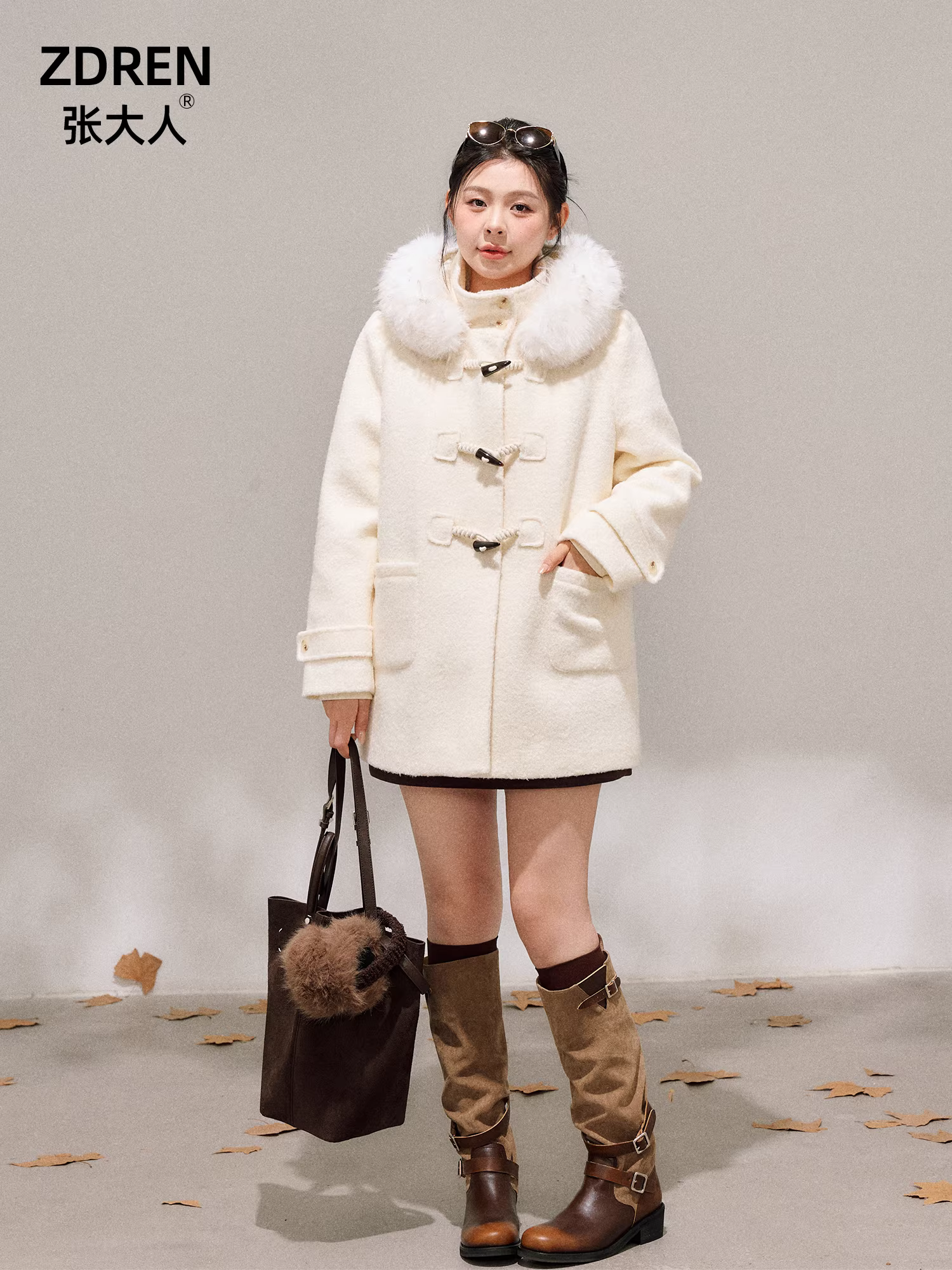 Quần áo nữ cỡ lớn dành cho người lớn, áo khoác len trắng mùa đông dáng ôm với cổ lông lớn và khuy hình sừng, bộ váy.