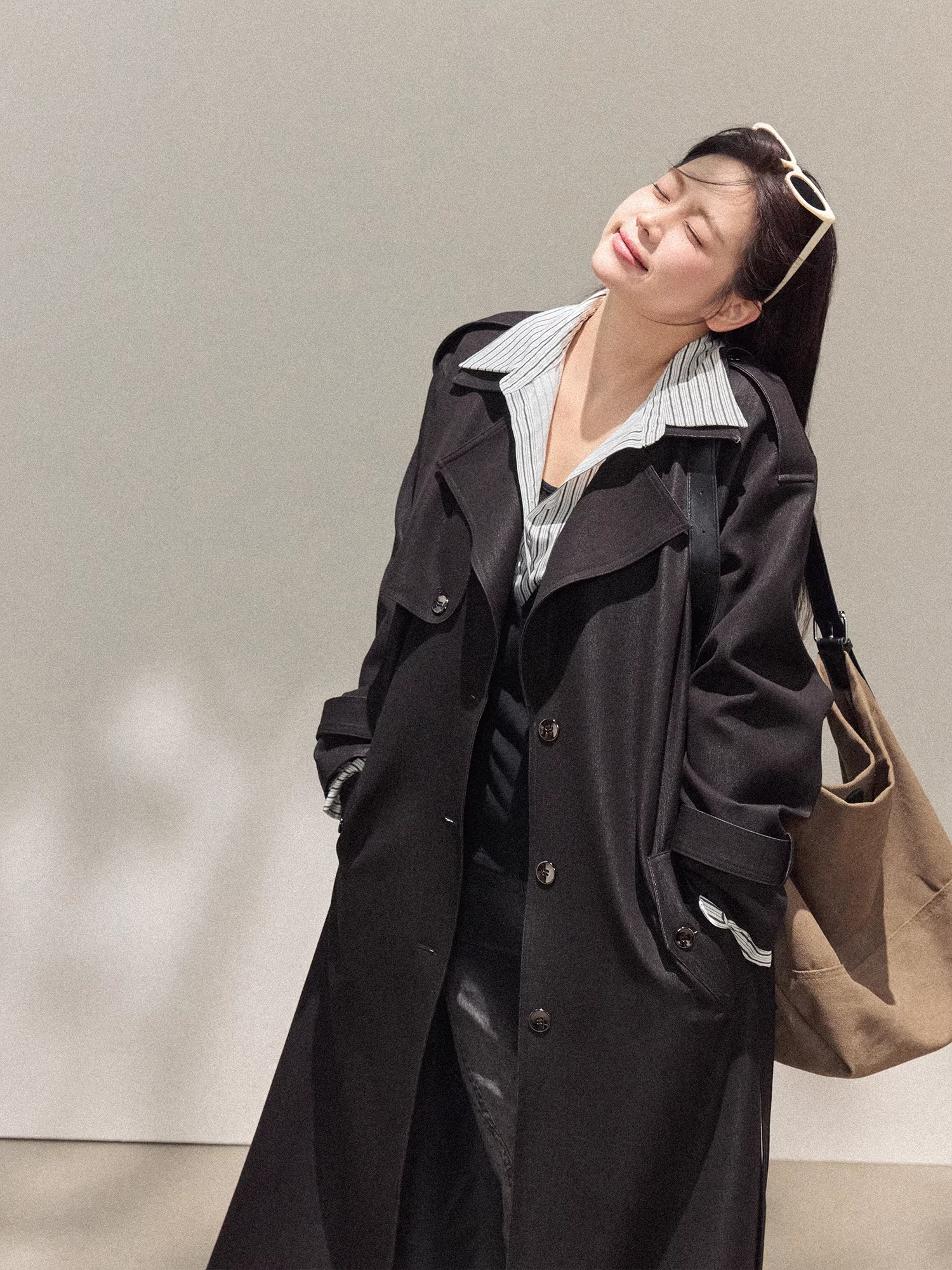 Quần áo nữ cỡ lớn dành cho người lớn, áo khoác măng tô dáng dài màu đen, rất thời trang và kiểu dáng Hàn Quốc dành cho nữ.