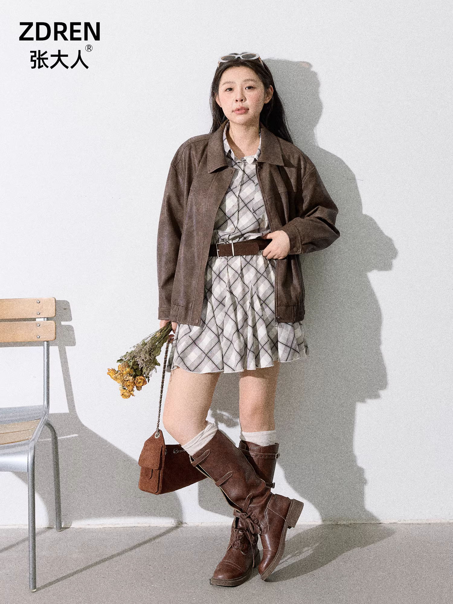 Quần áo nữ cỡ lớn dành cho người lớn, bộ áo khoác da nâu cổ điển tôn dáng và váy kẻ ô phối eo cho các cô gái mũm mĩm.