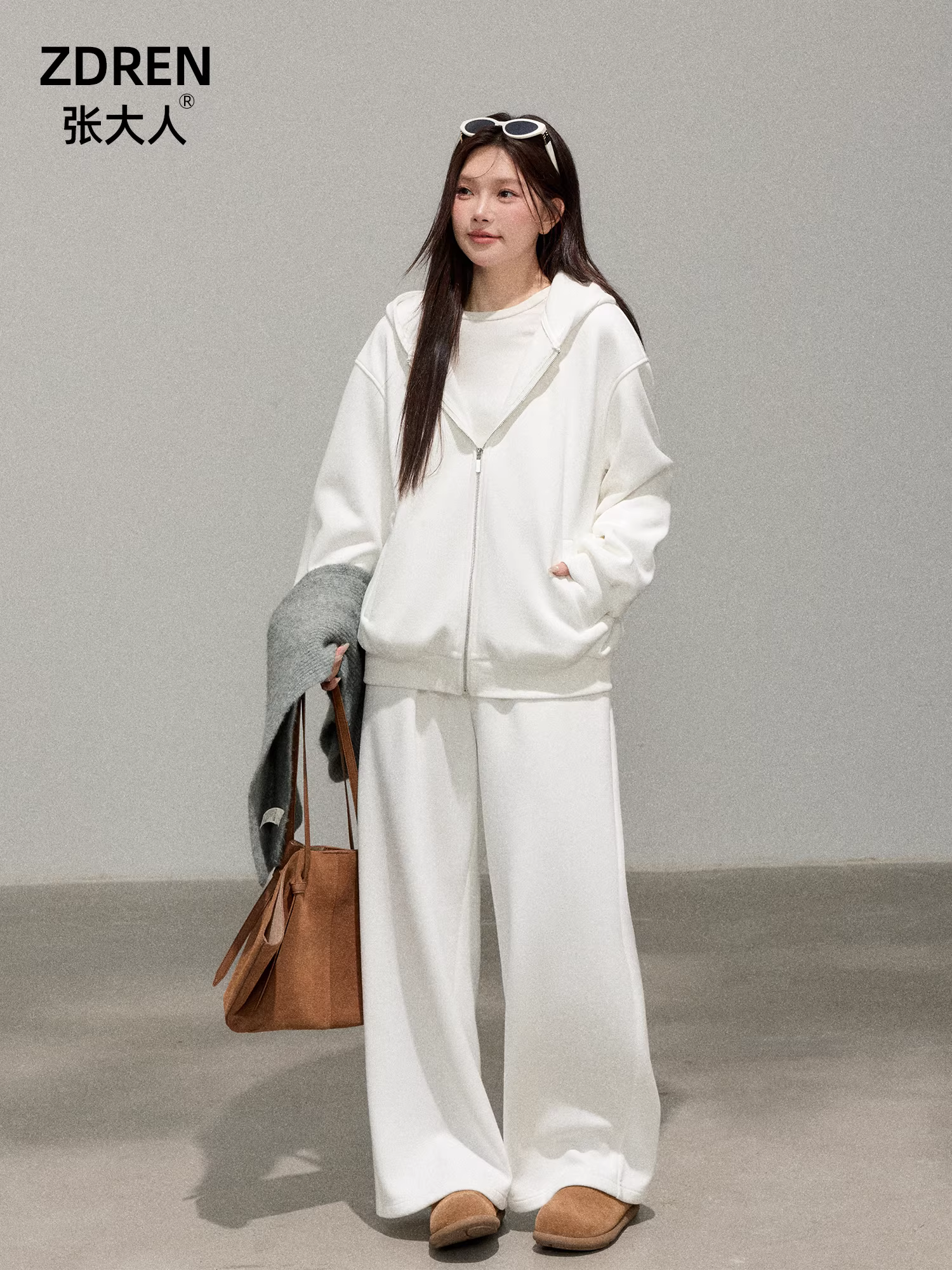 Bộ quần áo nữ cỡ lớn dành cho các cô nàng mũm mĩm, gồm áo hoodie kiểu Hàn Quốc tôn dáng và quần ống rộng lưng cao.