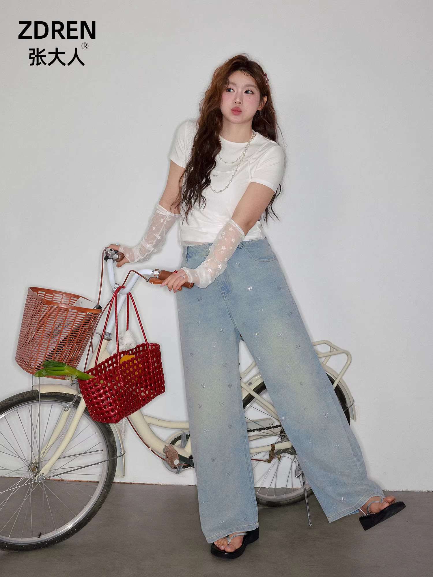 Quần áo nữ cỡ lớn dành cho người lớn, phụ nữ hơi mũm mĩm, kiểu dáng ôm sát mùa hè, giúp thon gọn, áo thun giả hai mảnh tay ngắn và quần jean cạp cao.